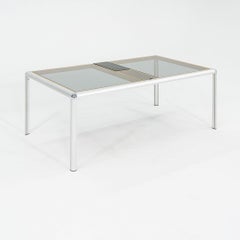 C. 1970 Table basse en aluminium, Beeche et verre fumé avec détails en ardoise