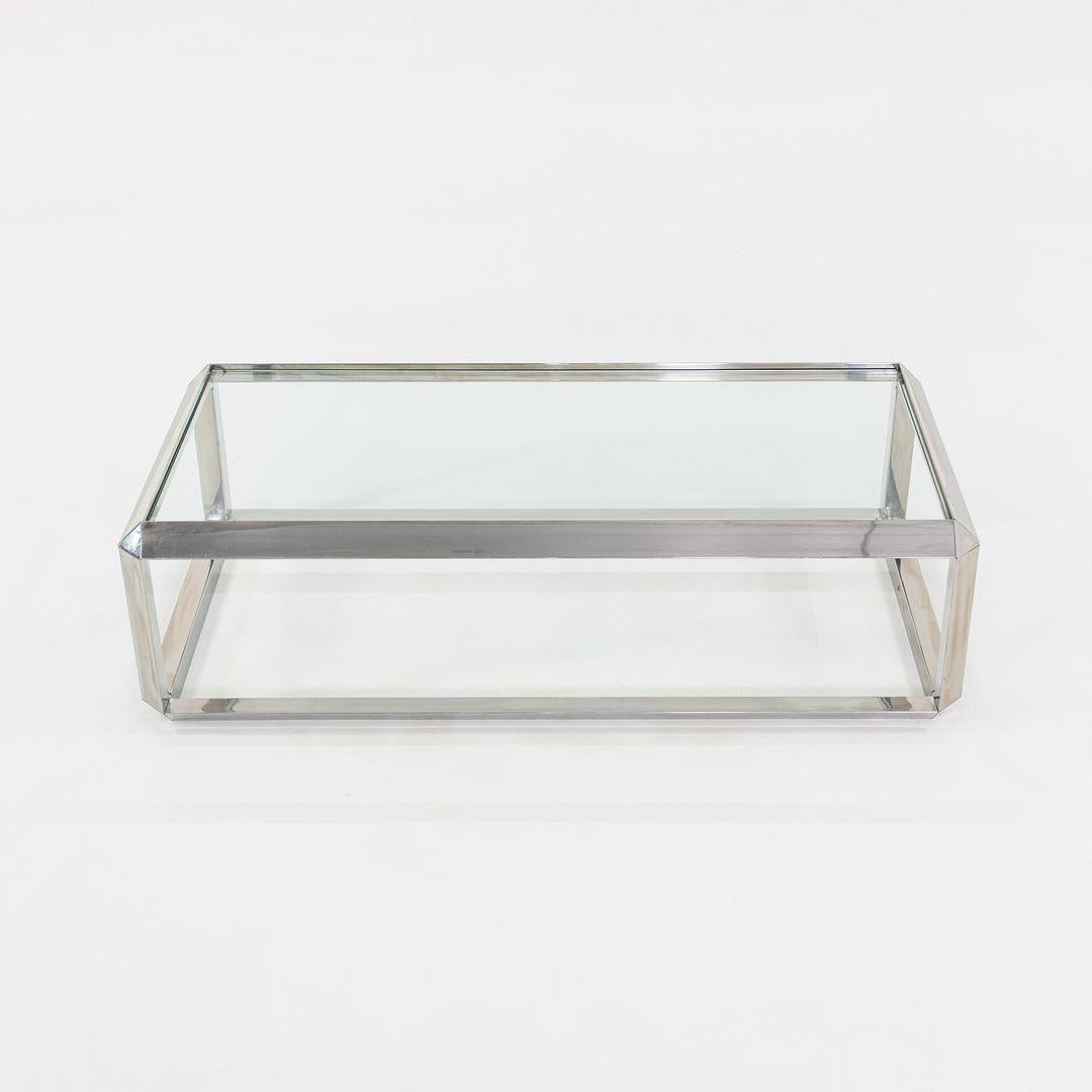 Il s'agit d'une table basse rectangulaire en acier chromé des années 1970, conçue et fabriquée par Saporiti Italia. Le cadre angulaire est chromé et le plateau est en verre. Le cadre est facetté et tout à fait unique.
 
 La table mesure 27,75 pouces