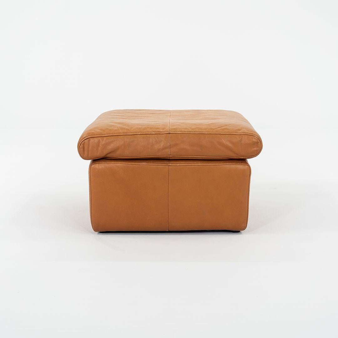 Il s'agit d'un ottoman de la collection du designer Cy Mann, produit à New York, NY dans les années 1970. Le pouf est composé d'une base en bois, de mousse et d'un revêtement en cuir cognac. 
 
 Le pouf mesure 26 pouces de long, 25,5 pouces de large