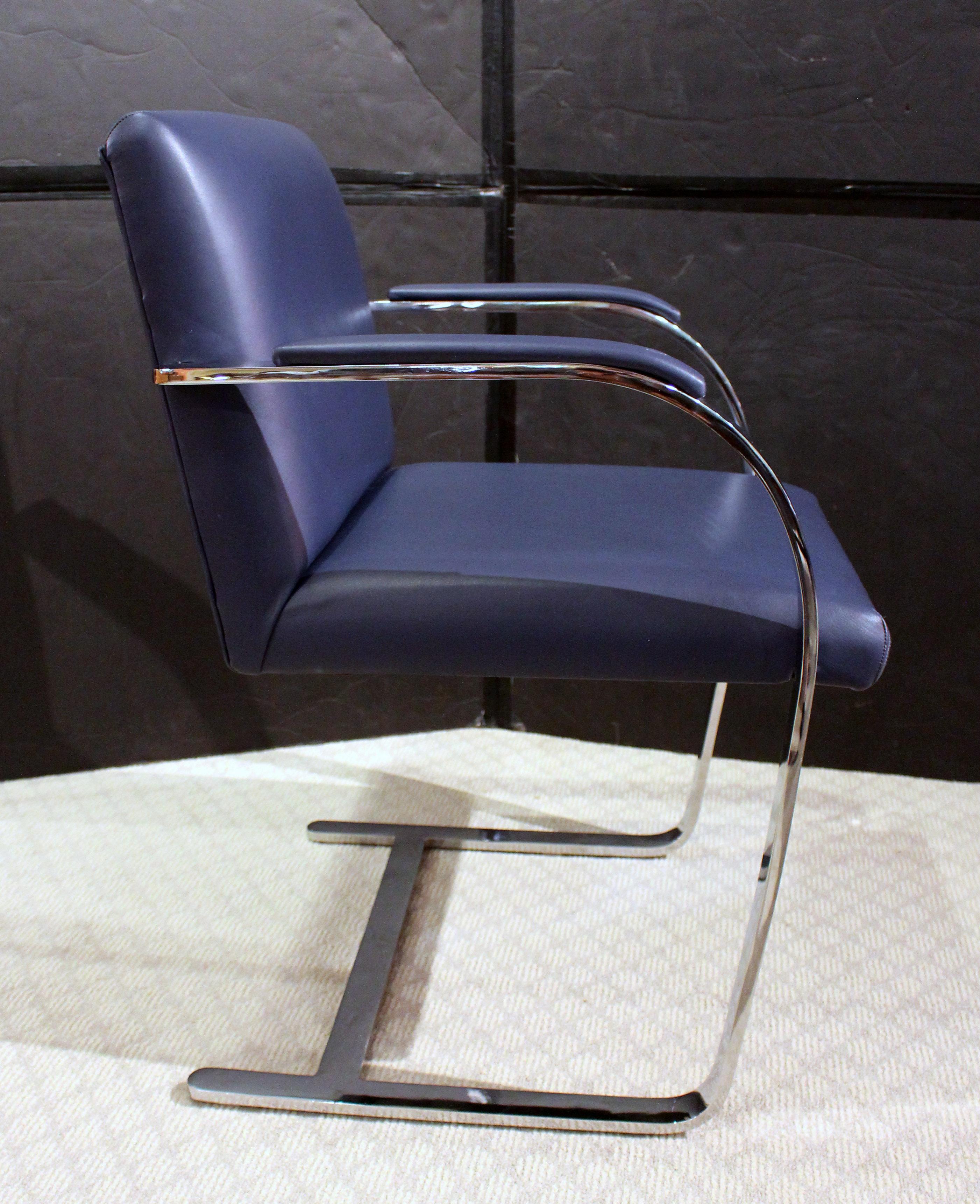 Pareja de sillones Mies van der Rohe Flat Bar Brno de la década de 1970. La forma en voladizo añade comodidad y suspense visual. Las diseñó originalmente para su Tugendhat House de Brno (República Checa), hechas como éstas de acero inoxidable