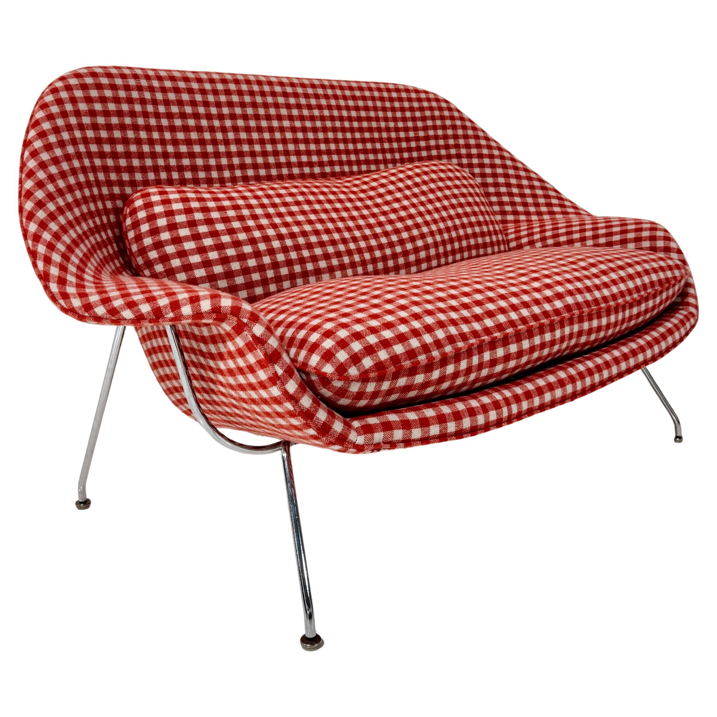 Rara poltrona vintage Womb Settee disegnata da Eero Saarinen per Knoll. Ricostruito e rivestito con il più lussuoso cashmere di The Elder Statesman. 

Unico nel suo genere.