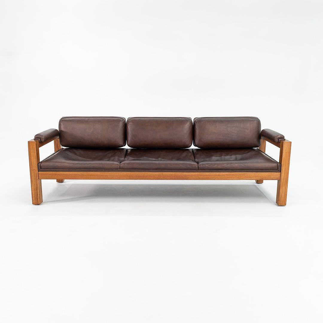 Es handelt sich um ein bedeutendes dreisitziges Sofa, das von dem bekannten Architekten und Möbeldesigner Warren Platner entworfen wurde. Das Stück gehörte zu einer Serie, die Platner Mitte der 70er Jahre für CI Designs entwarf, eine in Boston
