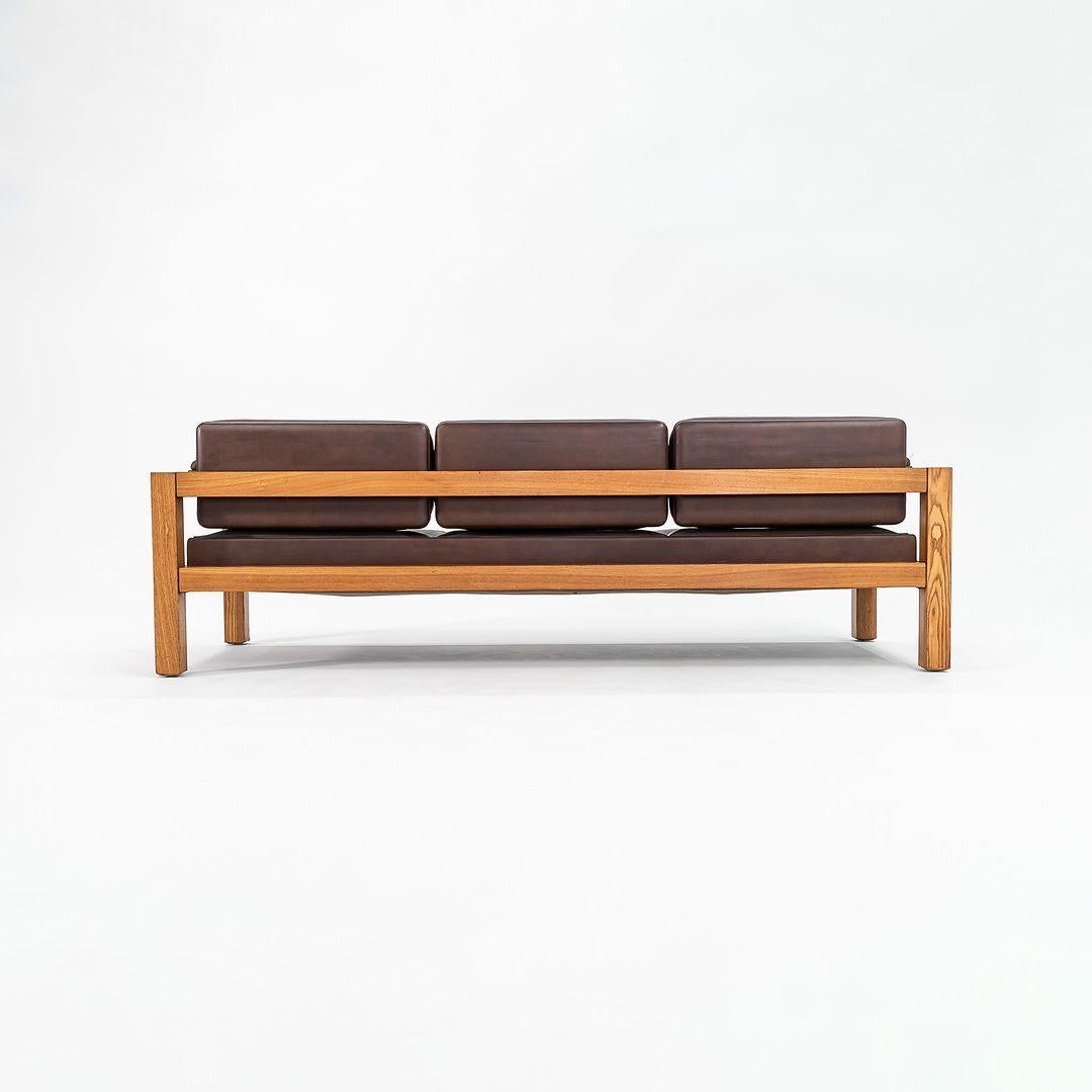 C. 1975 Warren Platner für CI Designs Dreisitziges Sofa aus Eiche und braunem Leder (Ende des 20. Jahrhunderts) im Angebot