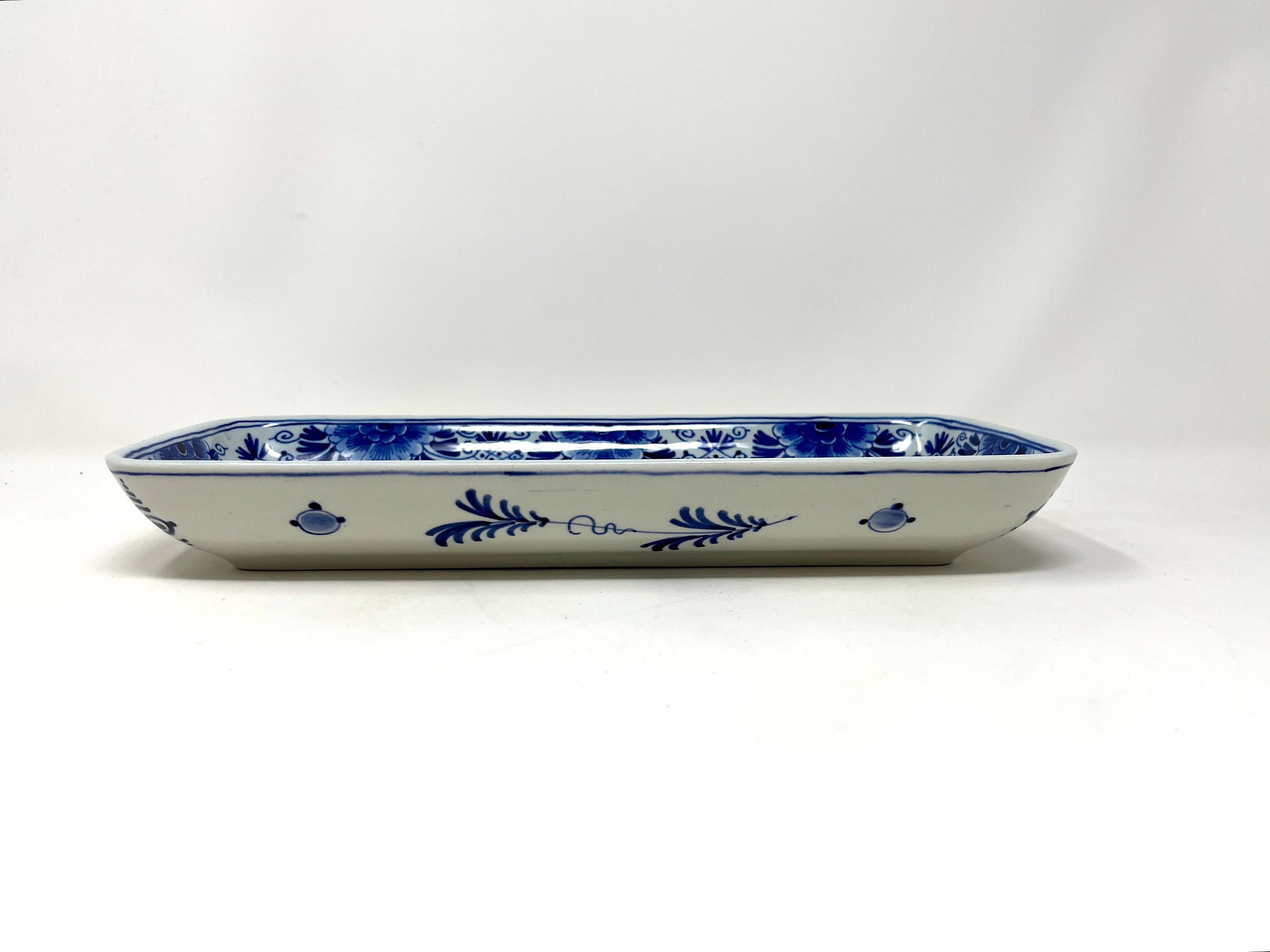 C. 1976 Plato de arenque pescado de porcelana azul y blanca Royal Delft, Porceleyne Fles Colonial holandés en venta