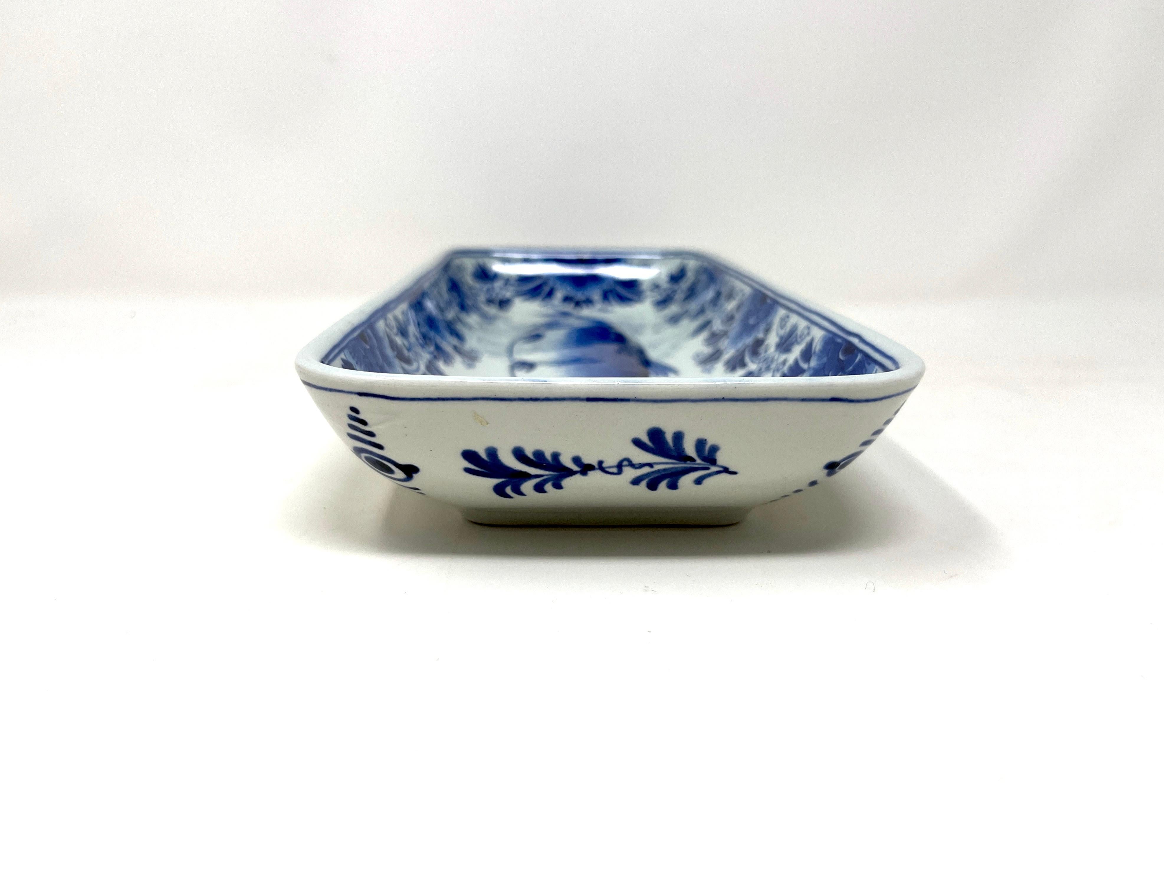 C. 1976 Plato de arenque pescado de porcelana azul y blanca Royal Delft, Porceleyne Fles Hecho a mano en venta