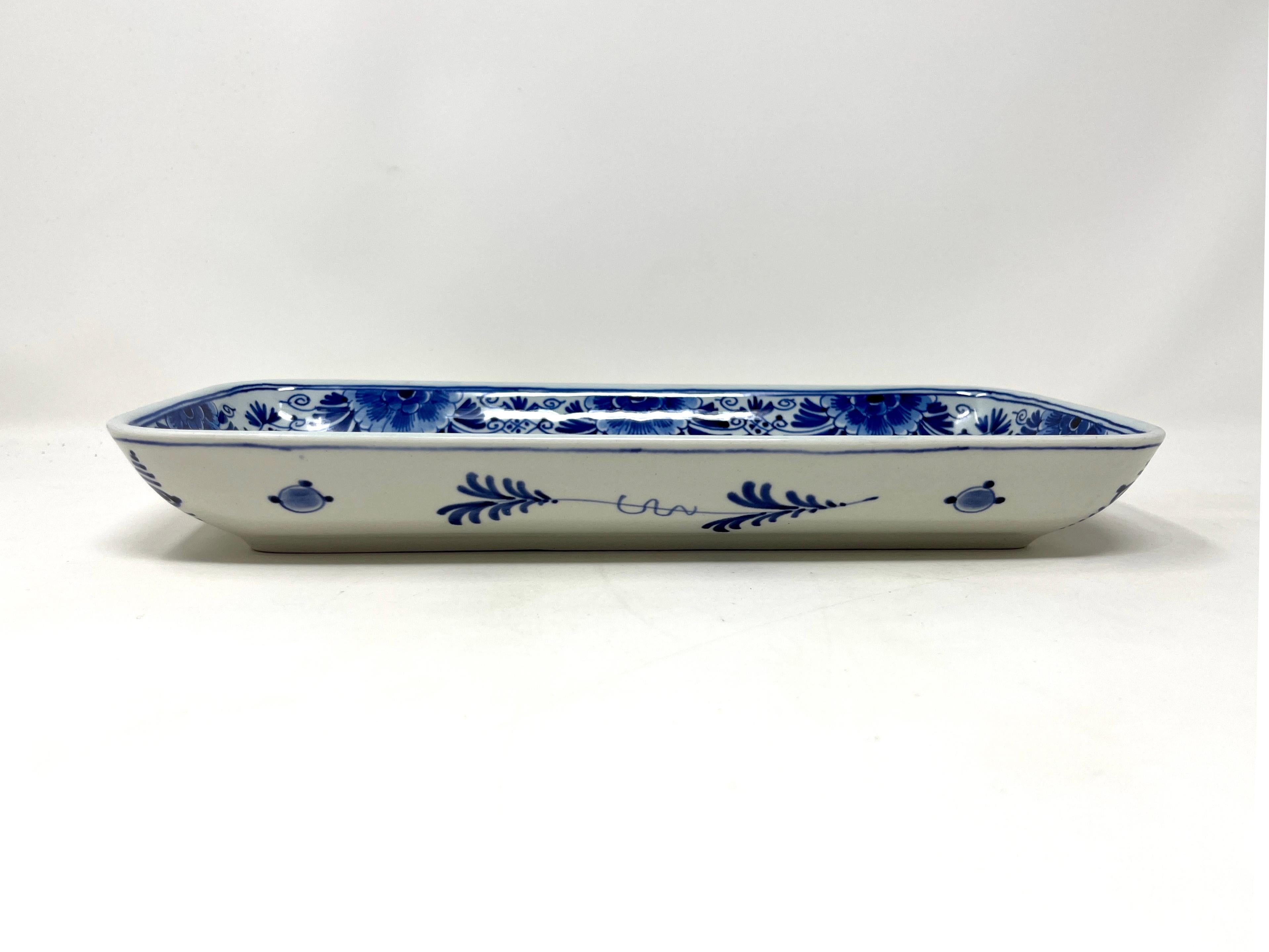 C. 1976 Plato de arenque pescado de porcelana azul y blanca Royal Delft, Porceleyne Fles en Excelente estado para la venta en Chicago, IL