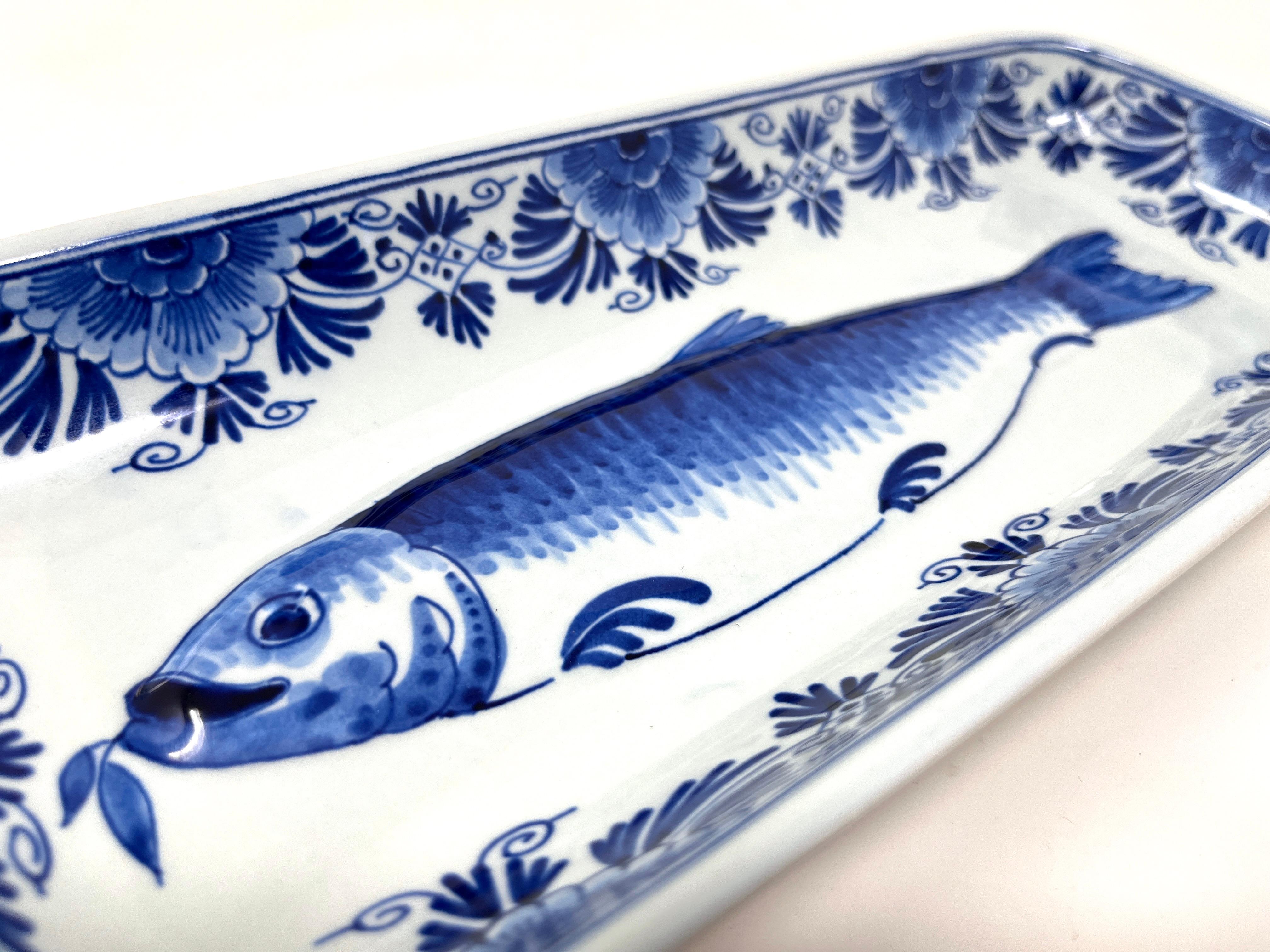 C. 1976 Plato de arenque pescado de porcelana azul y blanca Royal Delft, Porceleyne Fles en venta 1