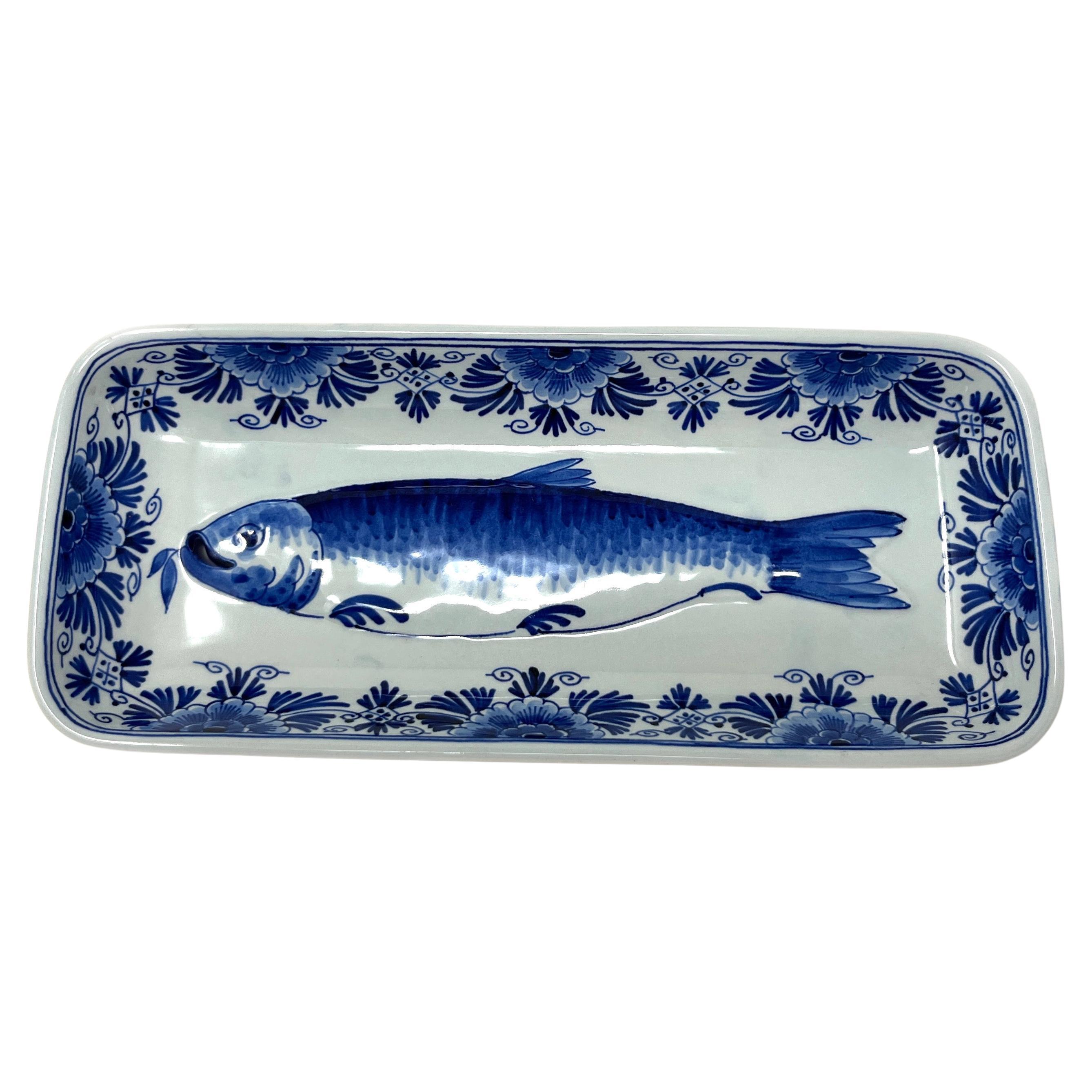C. 1976 Plato de arenque pescado de porcelana azul y blanca Royal Delft, Porceleyne Fles en venta