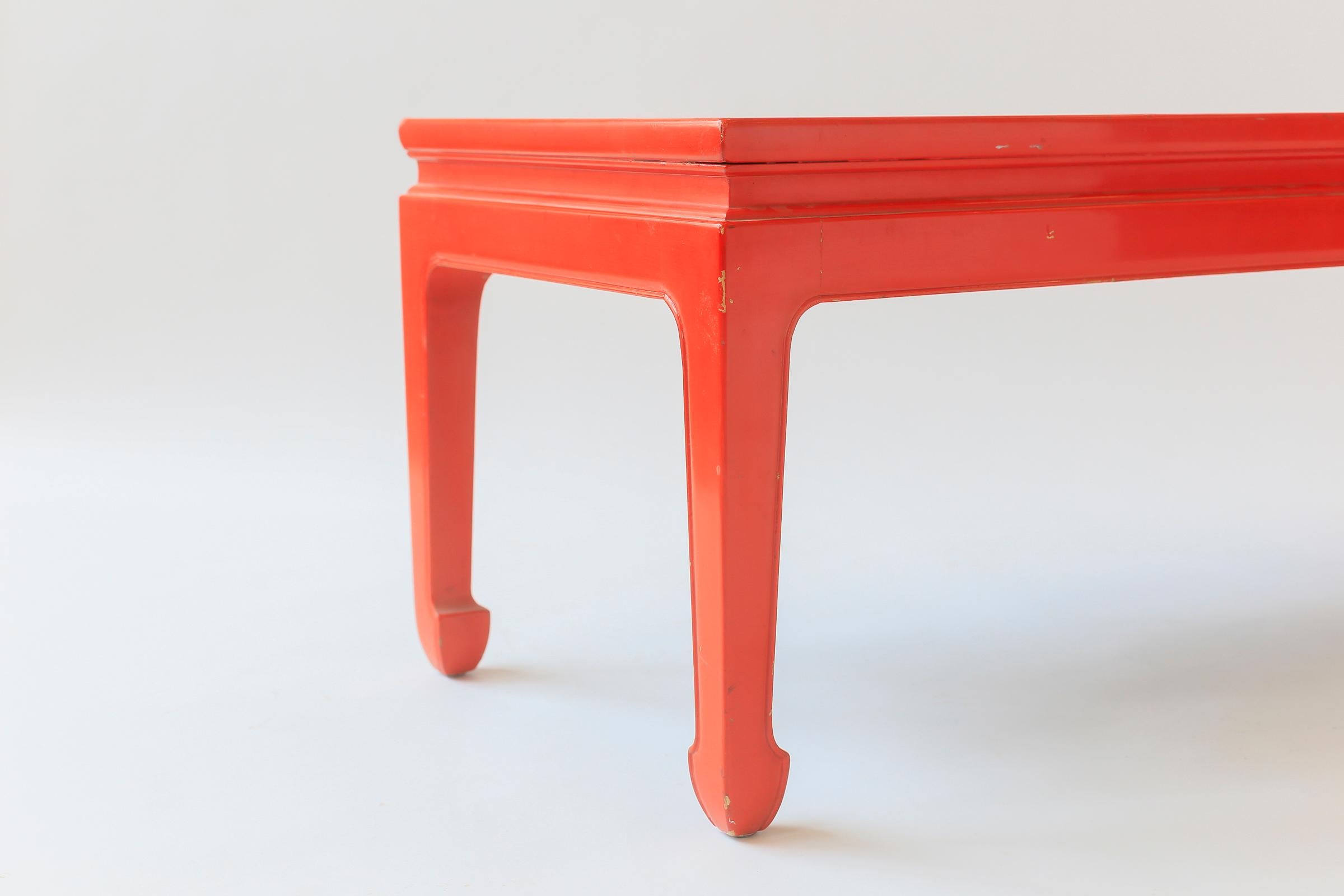 Table fabriquée à la main par Gracie, fondée en 1898, dans un style chinois, avec une finition en laque de noix de cajou d'un rouge éclatant.  Motif floral peint à la main en or, avec bordure géométrique complexe.

Table avec pieds traditionnels en