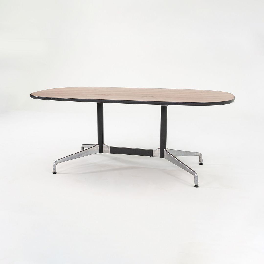 Il s'agit d'une table de conférence segmentée, modèle ET151, initialement conçue par Ray et Charles Eames pour Herman Miller en 1964. Ces pièces datent des années 1980. Le prix indiqué comprend une table, et nous avons deux tables disponibles à