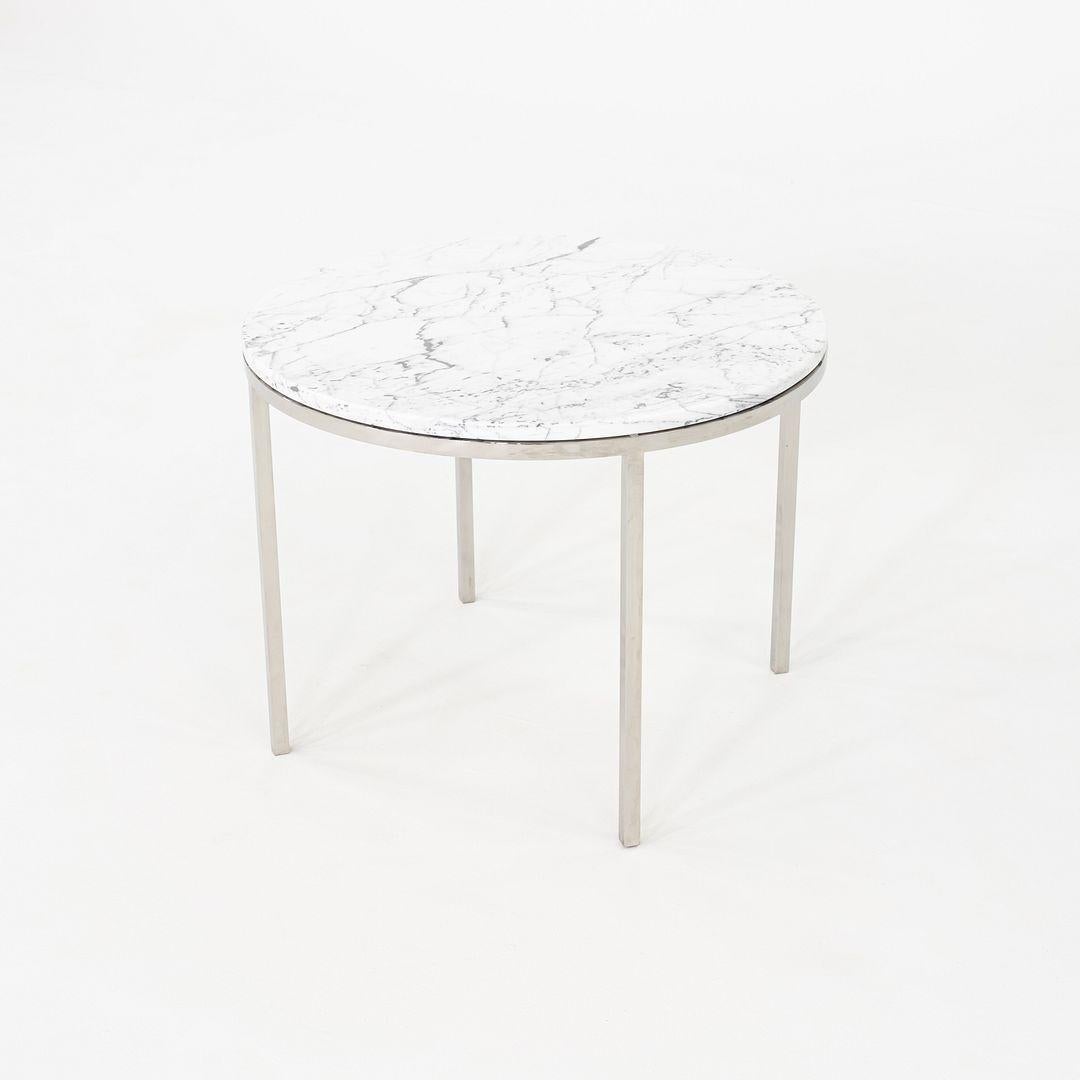 Il s'agit d'une table d'appoint ronde, conçue par Davis Allen sous la direction de Gordon Bunshaft au sein de SOM pour Treitel Gratz. Cet exemple particulier date d'environ 1985. Cette table sophistiquée est dotée d'une base en acier inoxydable