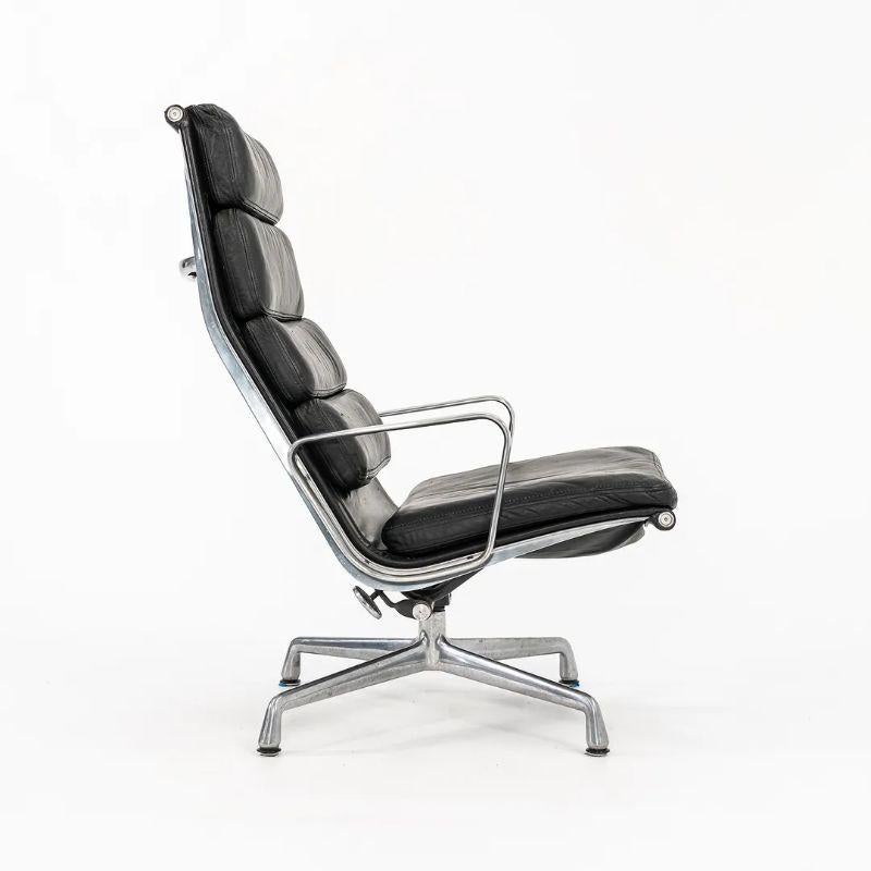 C. 1988 Herman Miller Aluminum Group Lounge Chair with Ottoman in Black Leather (Chaise longue en groupe en aluminium avec pouf en cuir noir) en vente 3