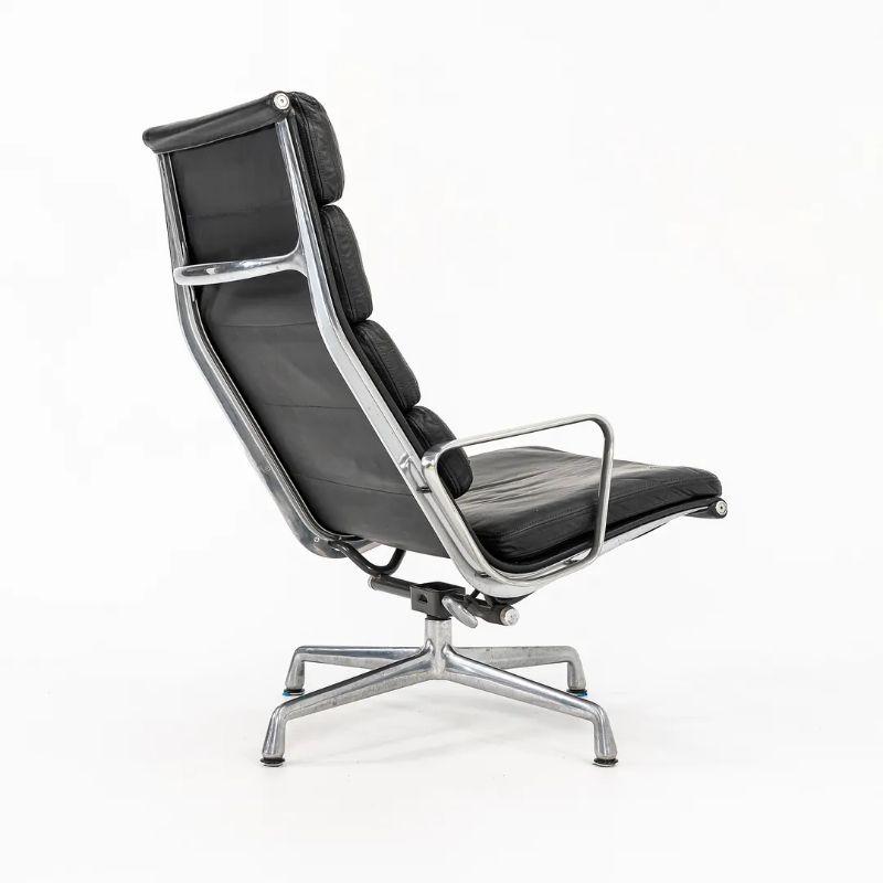 C. 1988 Herman Miller Aluminum Group Lounge Chair with Ottoman in Black Leather (Chaise longue en groupe en aluminium avec pouf en cuir noir) en vente 4