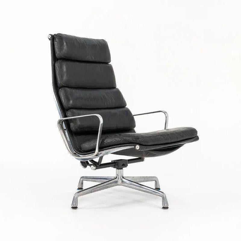 C. 1988 Herman Miller Aluminum Group Lounge Chair with Ottoman in Black Leather (Chaise longue en groupe en aluminium avec pouf en cuir noir) en vente 5