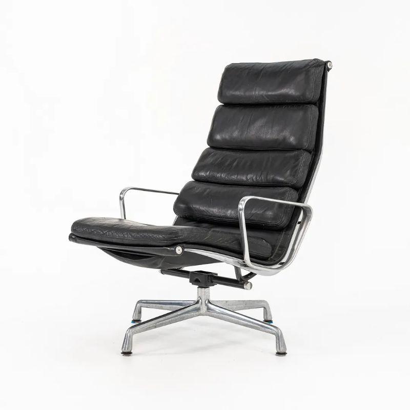 Il s'agit d'une chaise longue inclinable et d'un pouf Eames Aluminum Group Soft Pad de production C.C. 1988, conçus par Charles et Ray Eames pour Herman Miller en 1969. Cet exemplaire est doté d'une sellerie en cuir noir, d'un piètement en aluminium