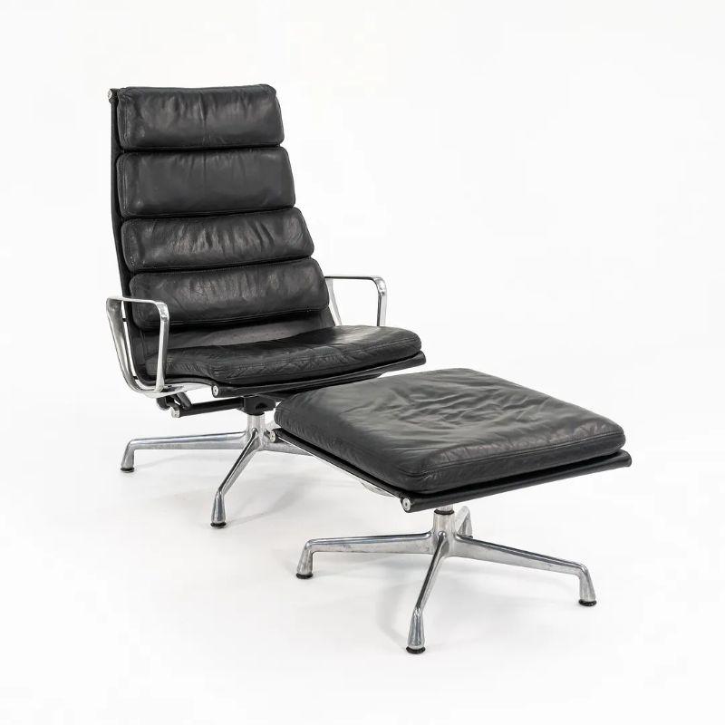 Moderne C. 1988 Herman Miller Aluminum Group Lounge Chair with Ottoman in Black Leather (Chaise longue en groupe en aluminium avec pouf en cuir noir) en vente