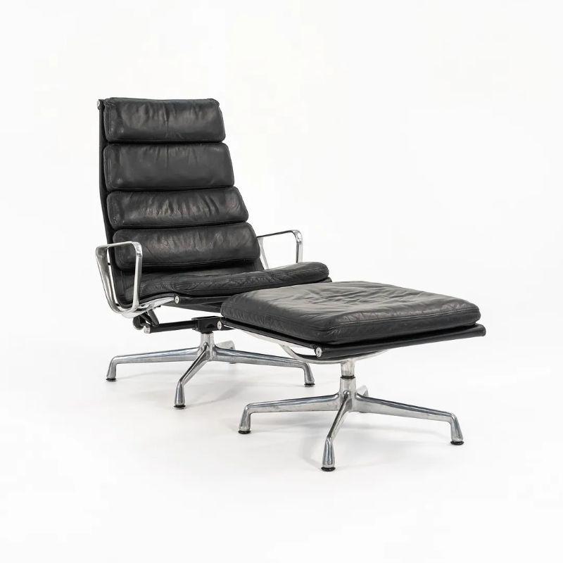 Américain C. 1988 Herman Miller Aluminum Group Lounge Chair with Ottoman in Black Leather (Chaise longue en groupe en aluminium avec pouf en cuir noir) en vente
