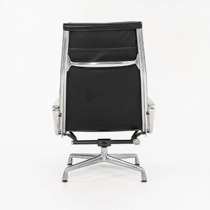 C. 1988 Herman Miller Aluminum Group Lounge Chair with Ottoman in Black Leather (Chaise longue en groupe en aluminium avec pouf en cuir noir) en vente 2