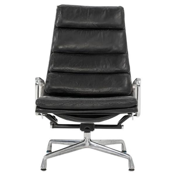 C. 1988 Herman Miller Aluminum Group Lounge Chair with Ottoman in Black Leather (Chaise longue en groupe en aluminium avec pouf en cuir noir) en vente