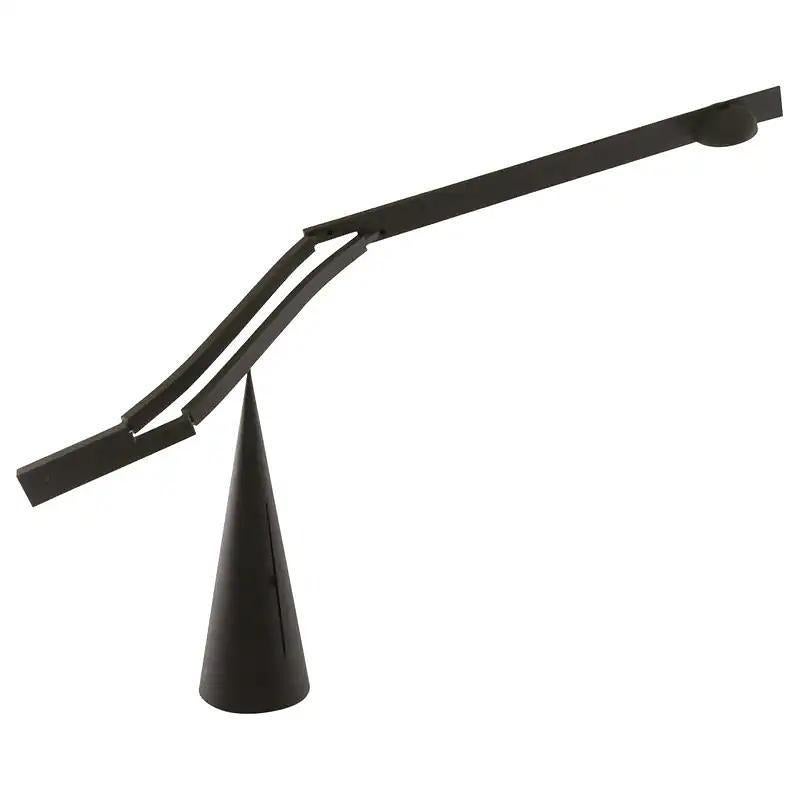 Esta es una lámpara de mesa Tabla, diseñada por Mario Barbaglia y Marco Colombo para Italiana Luce en 1988. Esta pieza tiene un brazo extensible ajustable, de plástico policarbonato ligero, que pivota graciosamente sobre el pico de una base cónica.