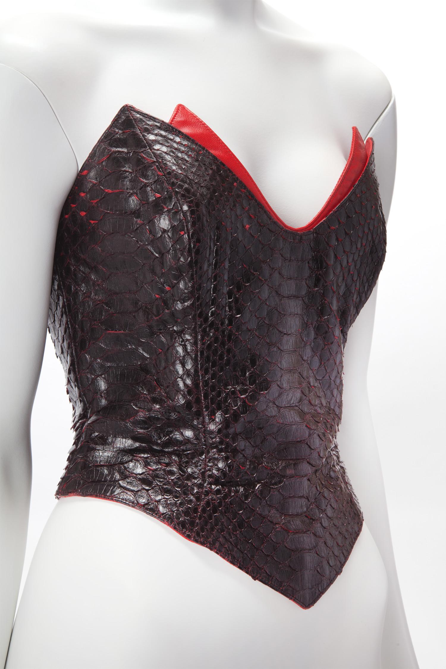 c. 1990's Thierry Mugler Couture Corset en python noir avec empiècement en cuir rouge ; corsage désossé avec doublure en satin rouge ;  Python est souple. Taille 4
