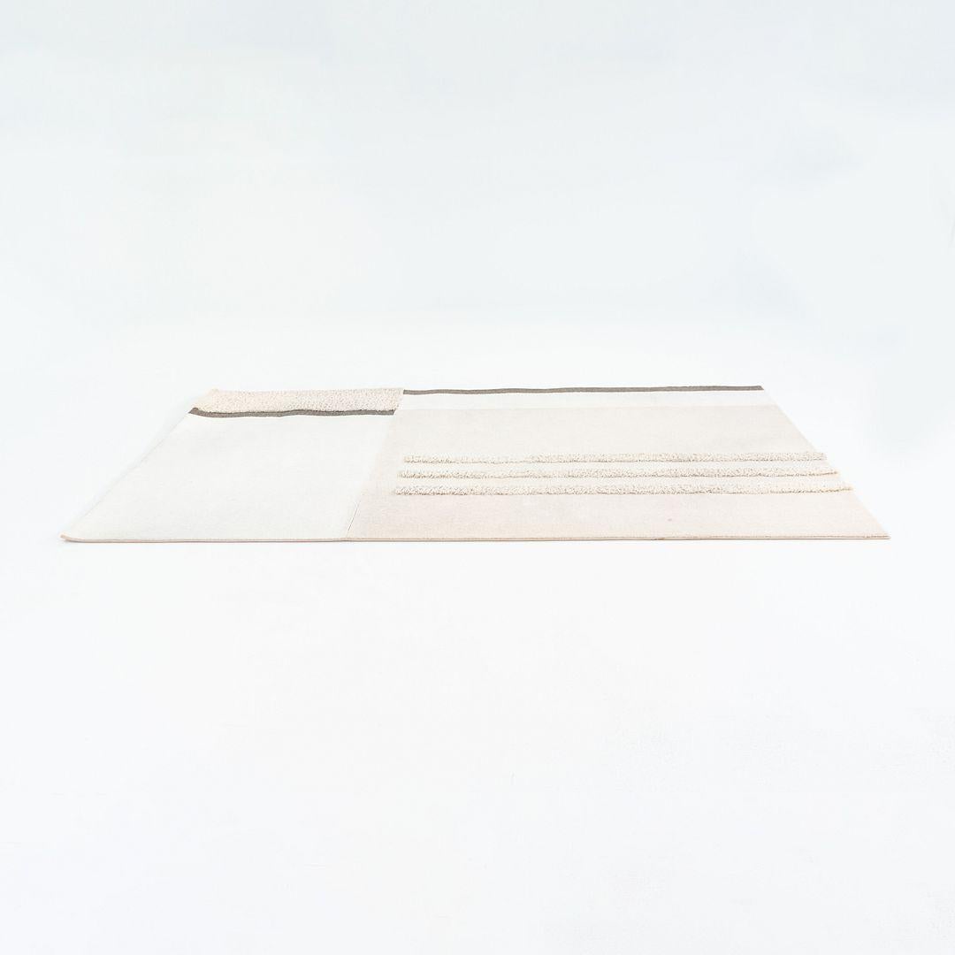 Dies ist ein großer tibetisch geknüpfter Vorleger, entworfen von Kurt Meinecke für Herman Miller ca. 1998. Das Stück wurde von erfahrenen Handwerkern in Kathmandu, Nepal, handgetuftet. Es wurde auf Bestellung gefertigt und ist ein Erbstück, das