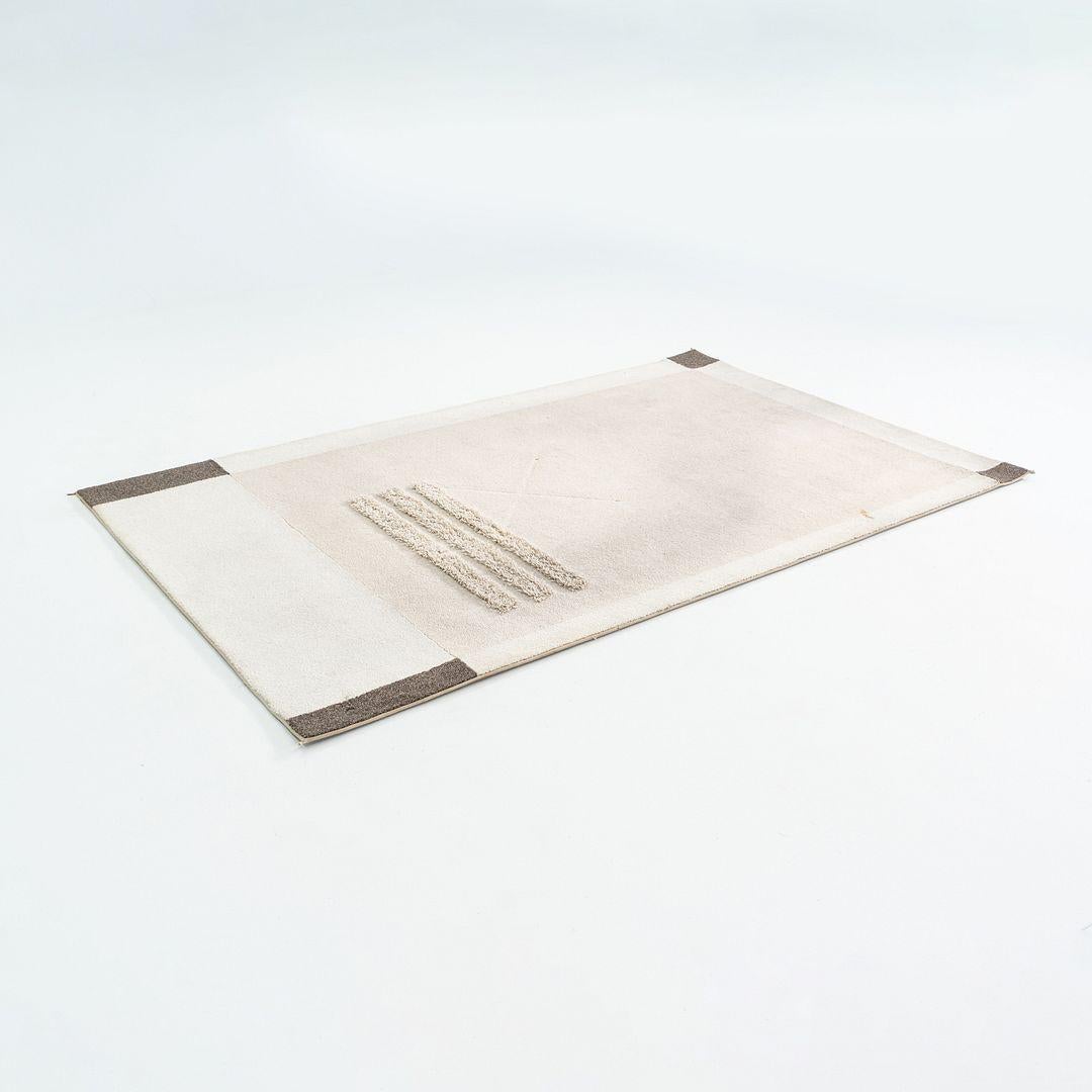 Dies ist ein großer tibetisch geknüpfter Vorleger, entworfen von Kurt Meinecke für Herman Miller ca. 1998. Das Stück wurde von erfahrenen Handwerkern in Kathmandu, Nepal, handgetuftet. Es wurde auf Bestellung gefertigt und ist ein Erbstück, das