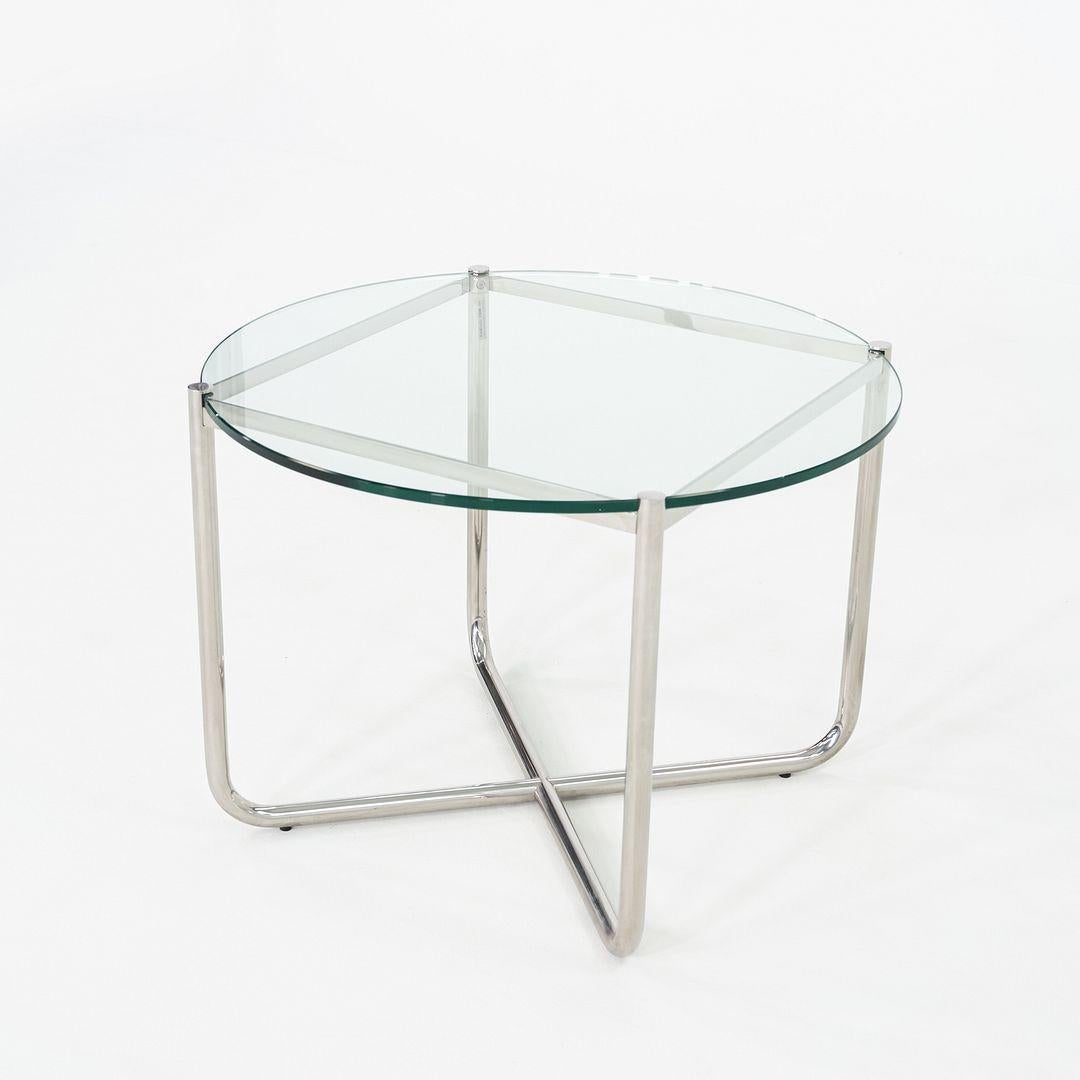 Se trata de una mesa auxiliar MR, diseñada originalmente por Mies van der Rohe para Knoll en 1927. Este ejemplar en concreto se fabricó C. 1998. La mesa tiene un tablero redondo de cristal apoyado en una base de tubo de acero cromado, que forma una