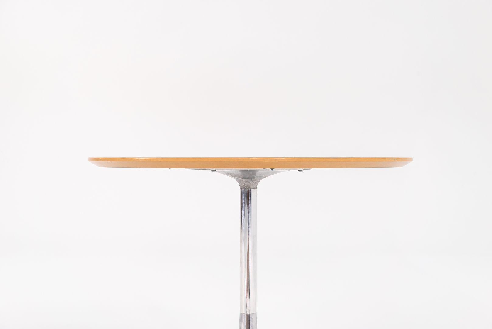 C. Tavolino con piedistallo in laminato bianco George Nelson for Herman Miller, anni 2000, 28