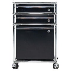 C. 2000s USM Haller Suiza Pedestal en Negro con Marco Cromado 6+ Disponible