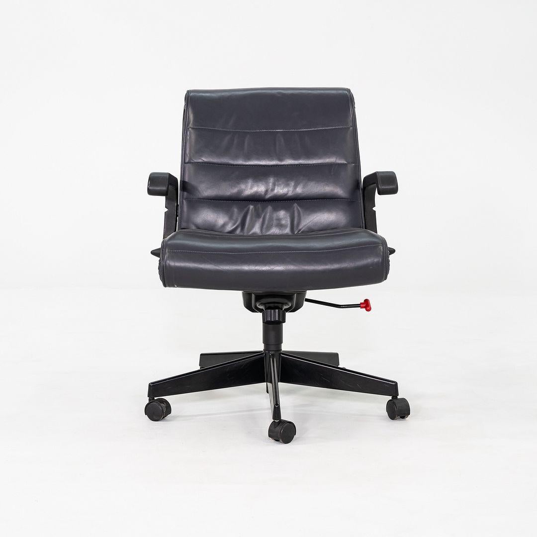 Américain C. 2001 Richard Sapper Management Desk Chair in Grey Leather with Tilt Mechanism en vente
