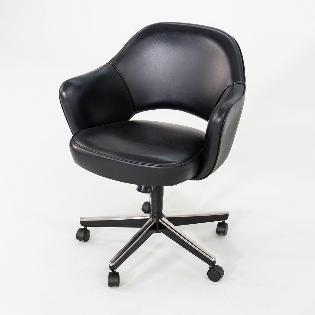 Dies sind die Saarinen Executive Swivel Arm Chairs, die 1957 von Eero Saarinen entworfen wurden. Diese besonderen Exemplare wurden von Knoll in den USA um 2004 hergestellt. Die Stühle bestehen aus einem 5-Stern-Stahlgestell mit manueller