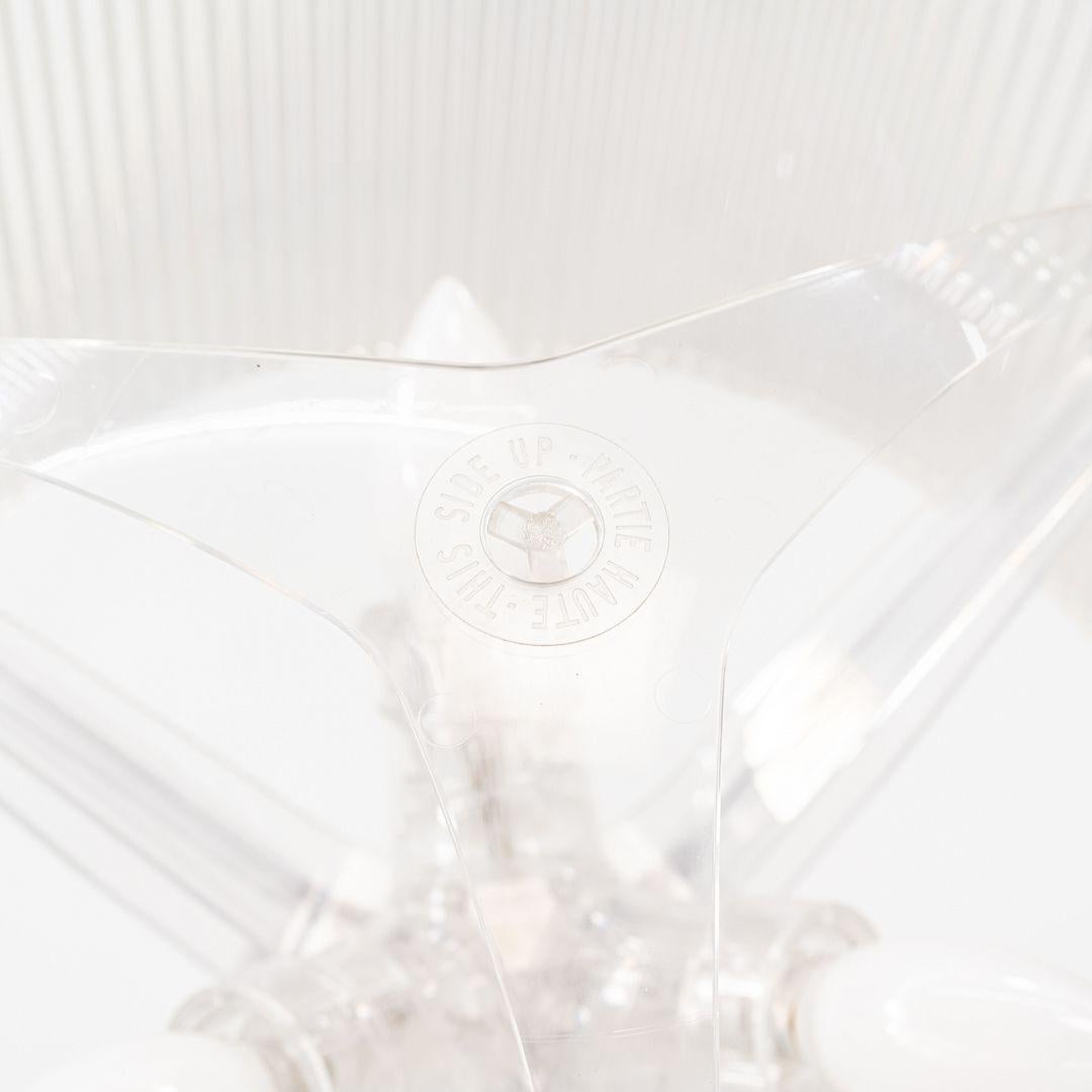 Ésta es una Lámpara de mesa Bourgie, diseñada originalmente por Ferruccio Laviani para Kartell en 2004. Este ejemplar en concreto se fabricó en Italia en 2004. La lámpara está hecha de policarbonato transparente. 

Esta pieza mide 14,5 pulgadas de