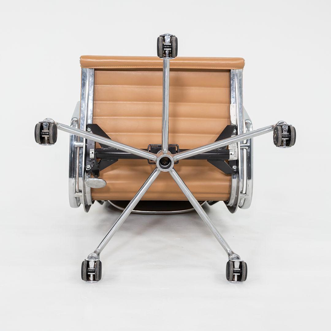 C. 2005 Herman Miller Eames Aluminum Group Chefschreibtischstuhl in Hellbraun mit 2x Verschluss im Angebot 4