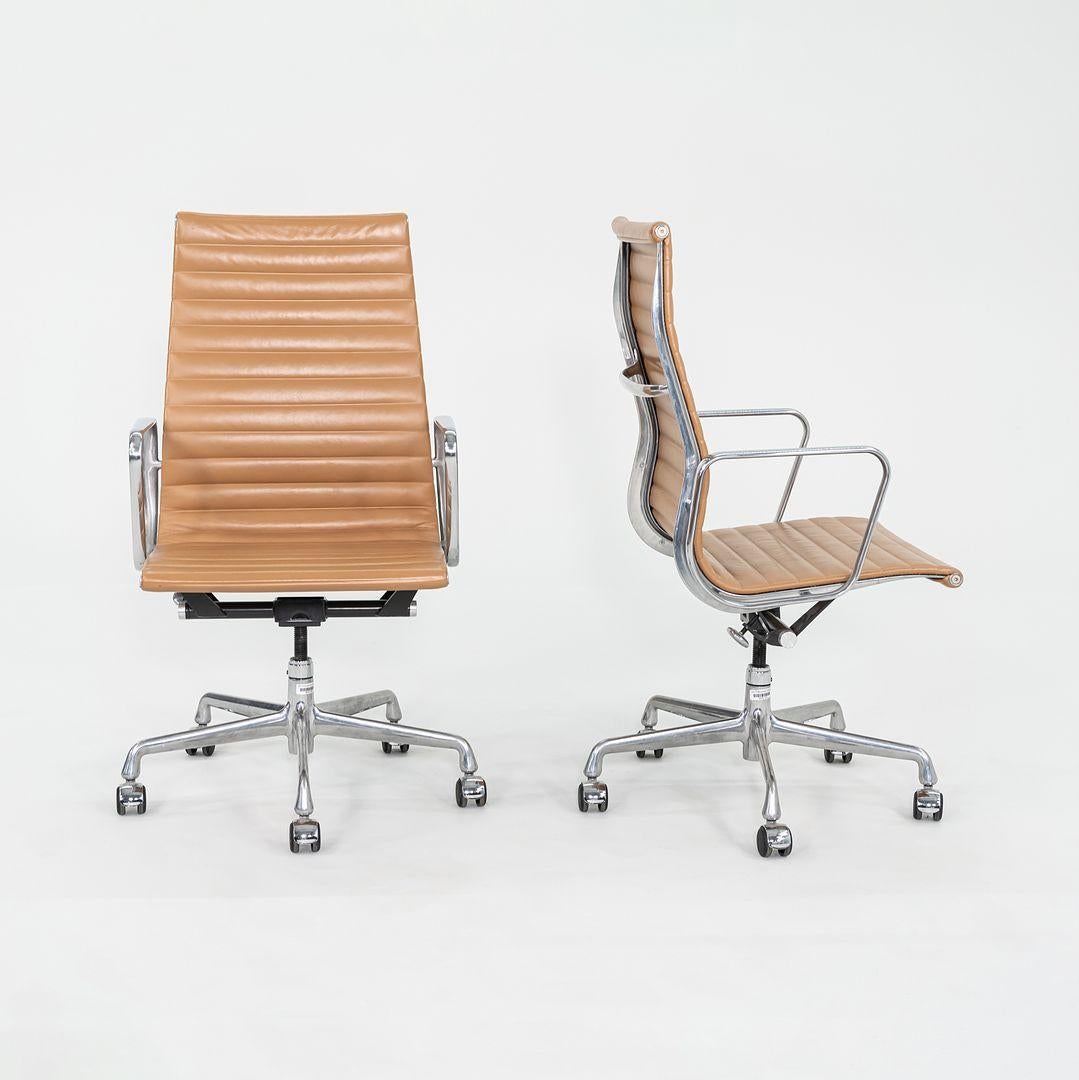 Dies sind die Eames Aluminum Group Executive Desk Chairs (einzeln erhältlich), die ursprünglich von Charles und Ray Eames für Herman Miller im Jahr 1958 entworfen wurden. Diese besonderen Exemplare wurden in den USA bis 2005 hergestellt. Das Design