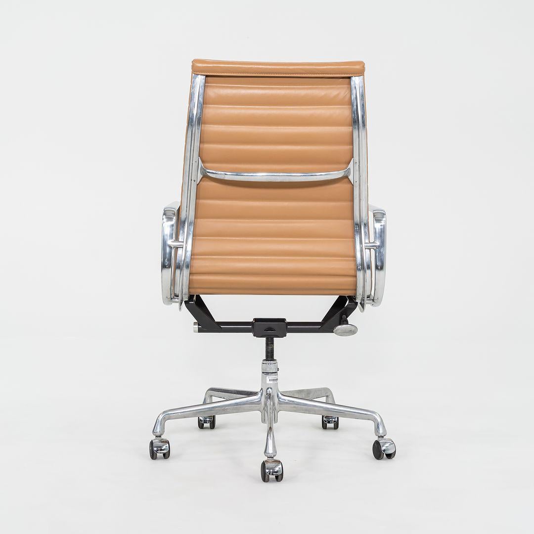 C. 2005 Herman Miller Eames Aluminum Group Chefschreibtischstuhl in Hellbraun mit 2x Verschluss (amerikanisch) im Angebot