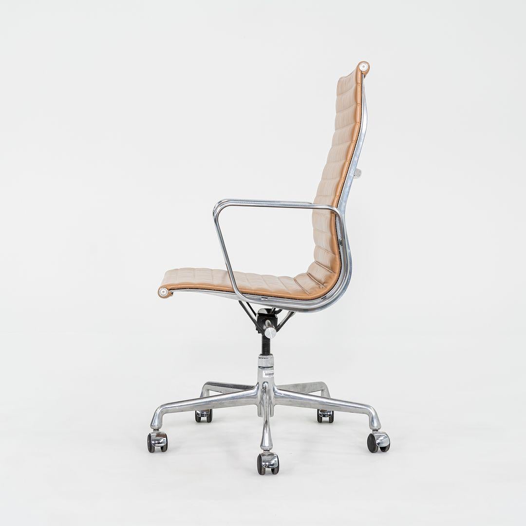C. 2005 Herman Miller Eames Aluminum Group Chefschreibtischstuhl in Hellbraun mit 2x Verschluss im Zustand „Gut“ im Angebot in Philadelphia, PA