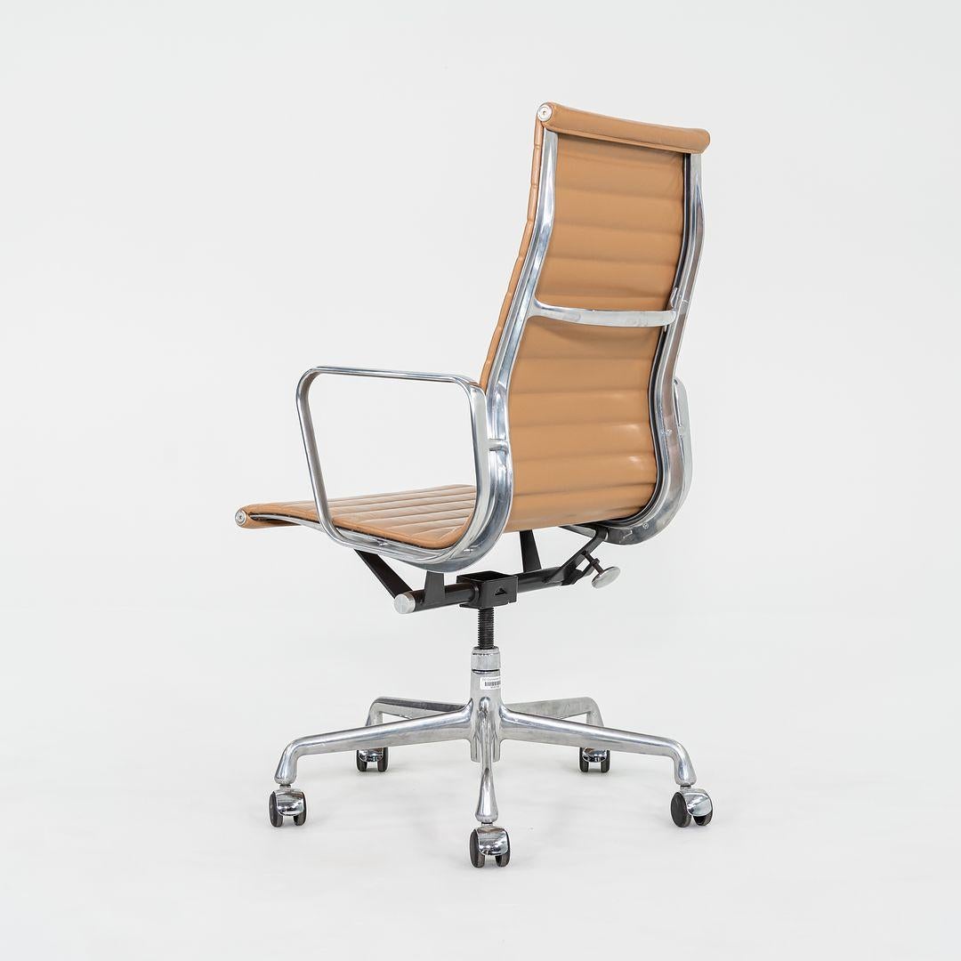 C. 2005 Herman Miller Eames Aluminum Group Chefschreibtischstuhl in Hellbraun mit 2x Verschluss (21. Jahrhundert und zeitgenössisch) im Angebot