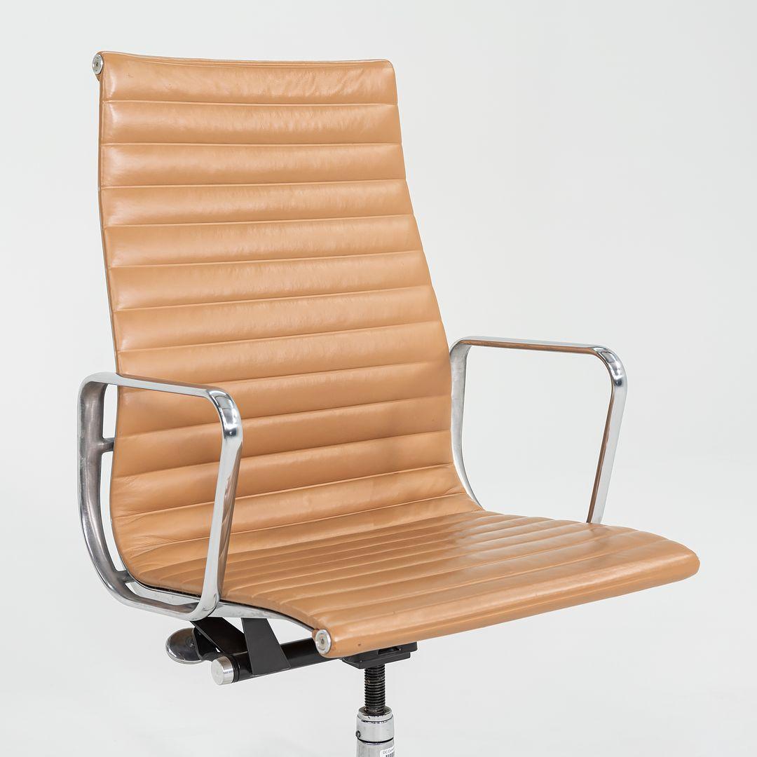 C. 2005 Herman Miller Eames Aluminum Group Chefschreibtischstuhl in Hellbraun mit 2x Verschluss (Aluminium) im Angebot