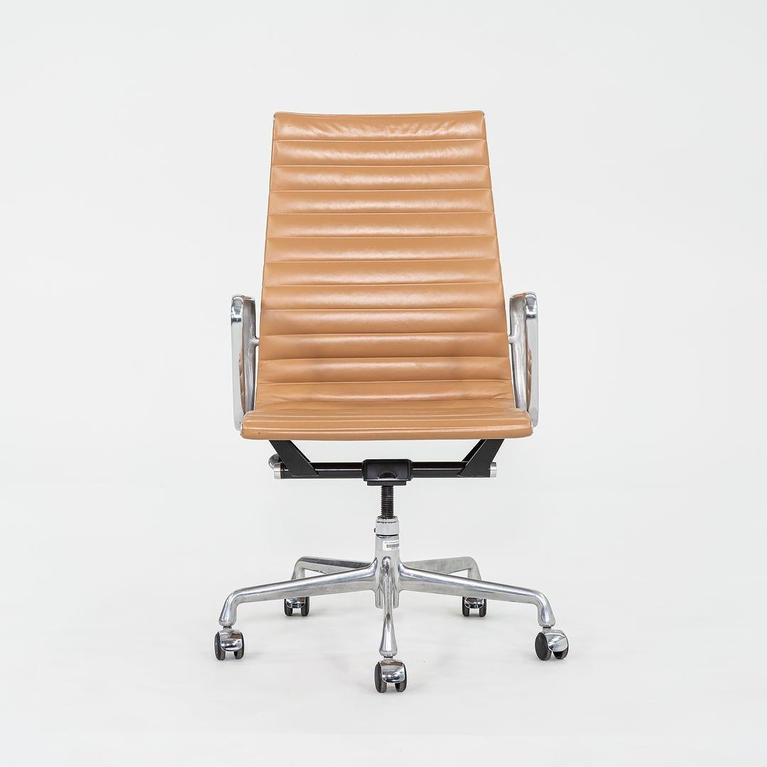 C. 2005 Herman Miller Eames Aluminum Group Chefschreibtischstuhl in Hellbraun mit 2x Verschluss im Angebot 1