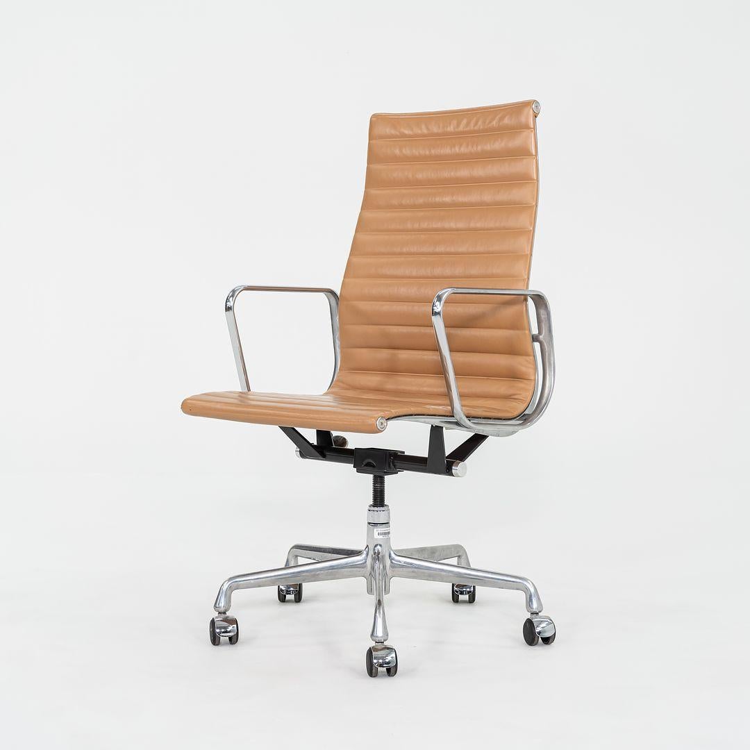 C. 2005 Herman Miller Eames Aluminum Group Chefschreibtischstuhl in Hellbraun mit 2x Verschluss im Angebot 2