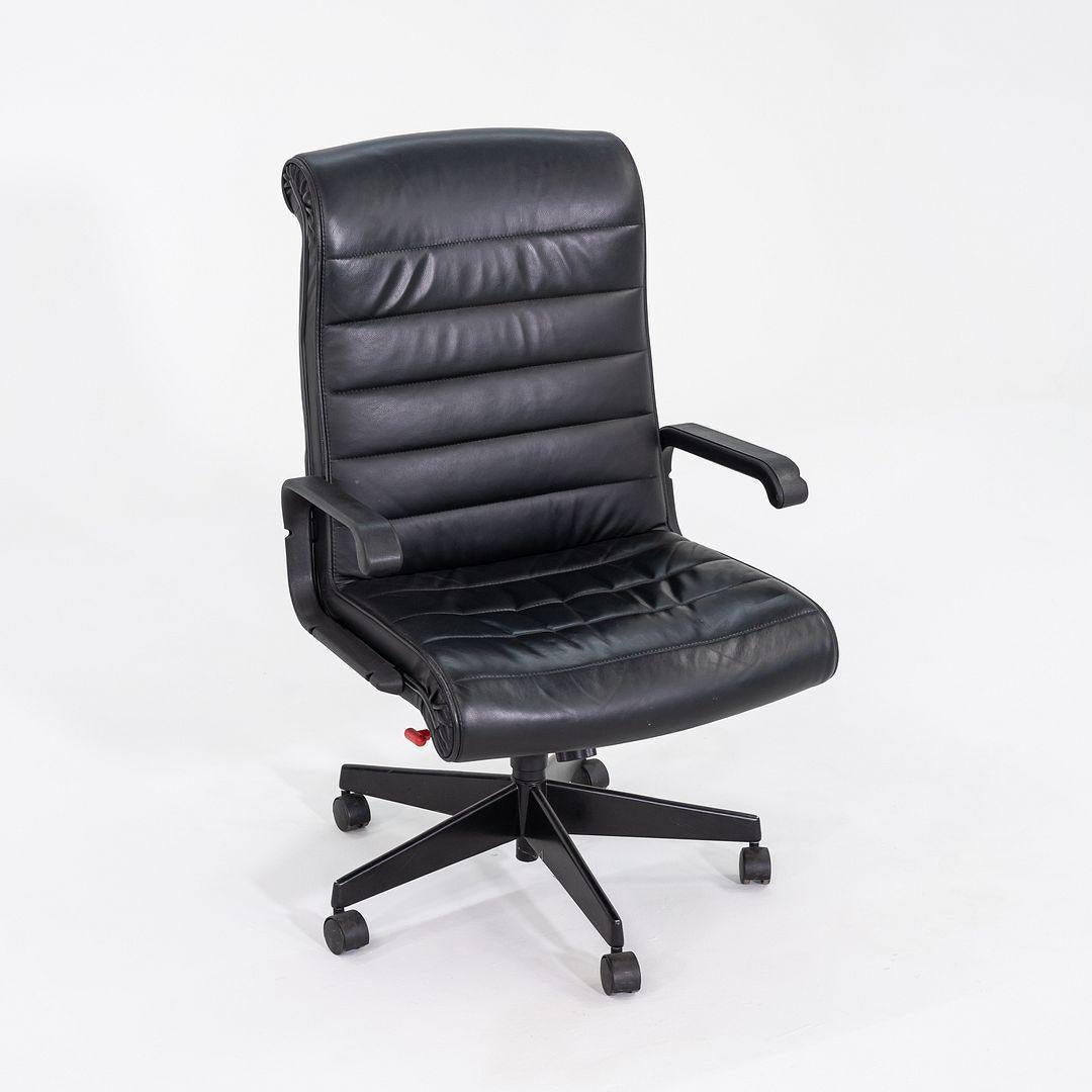 Dies ist ein Sapper Executive Desk Stuhl, der ursprünglich von Richard Sapper für Knoll im Jahr 1979 entworfen wurde. Diese Exemplare wurden im Jahr 2006 hergestellt. Sie bestehen aus einem Stahlgestell mit pneumatischem Verstellmechanismus und
