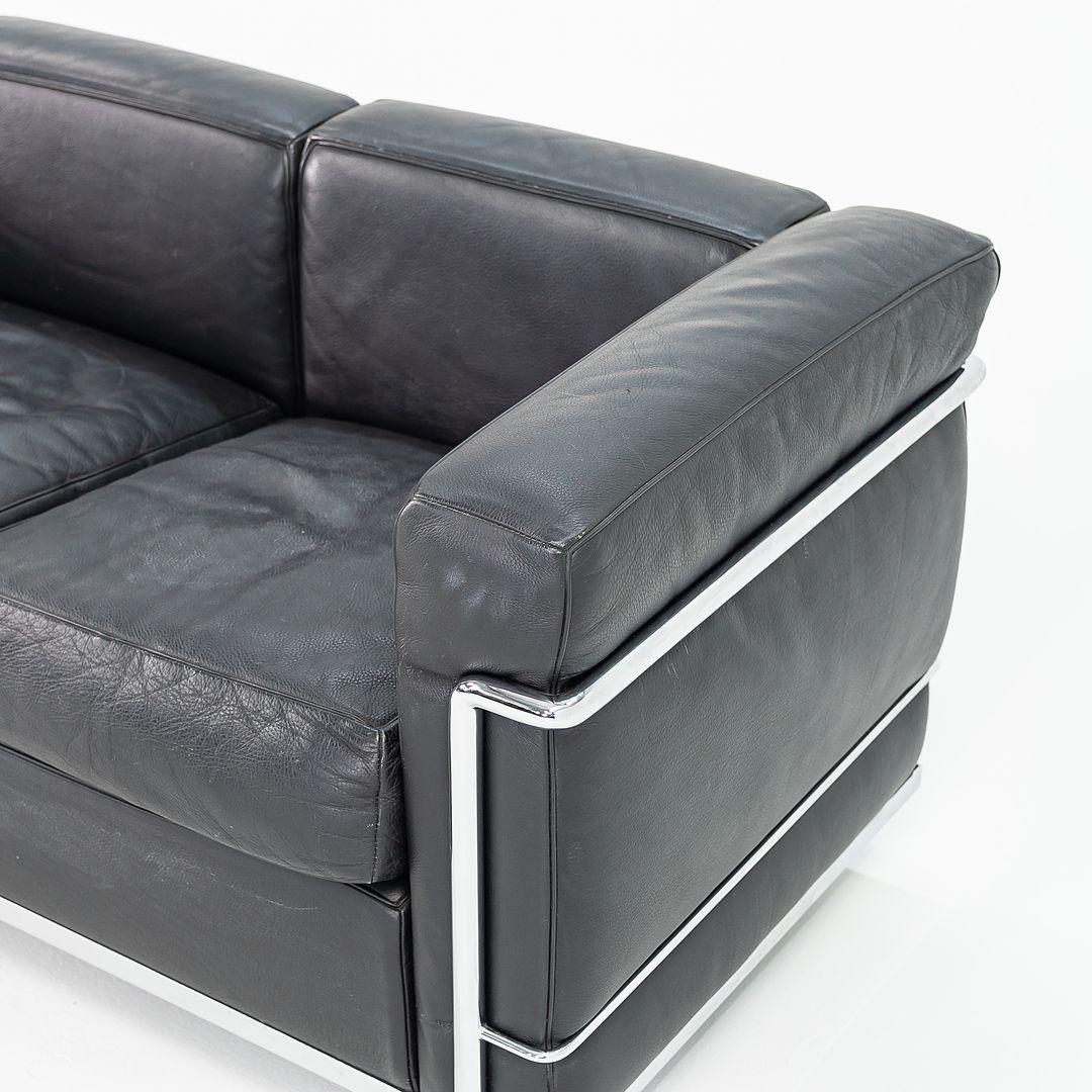 Si tratta di un divano a 3 posti LC2 petit modele, progettato da Le Corbusier, Pierre Jeanneret e Charlotte Perriand. Questo esemplare è stato prodotto nel 2008 da Cassina. È stata acquistata da una compagnia di assicurazioni svizzera e utilizzata