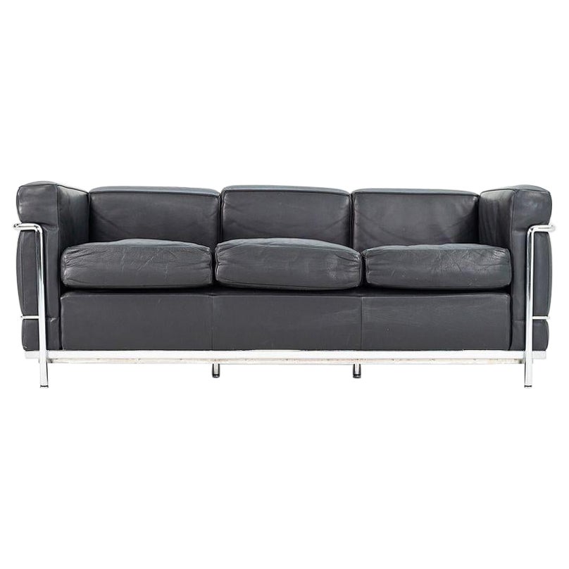 C. 2008 Cassina LC2 Petit Modele Sofá de tres plazas en cuero negro