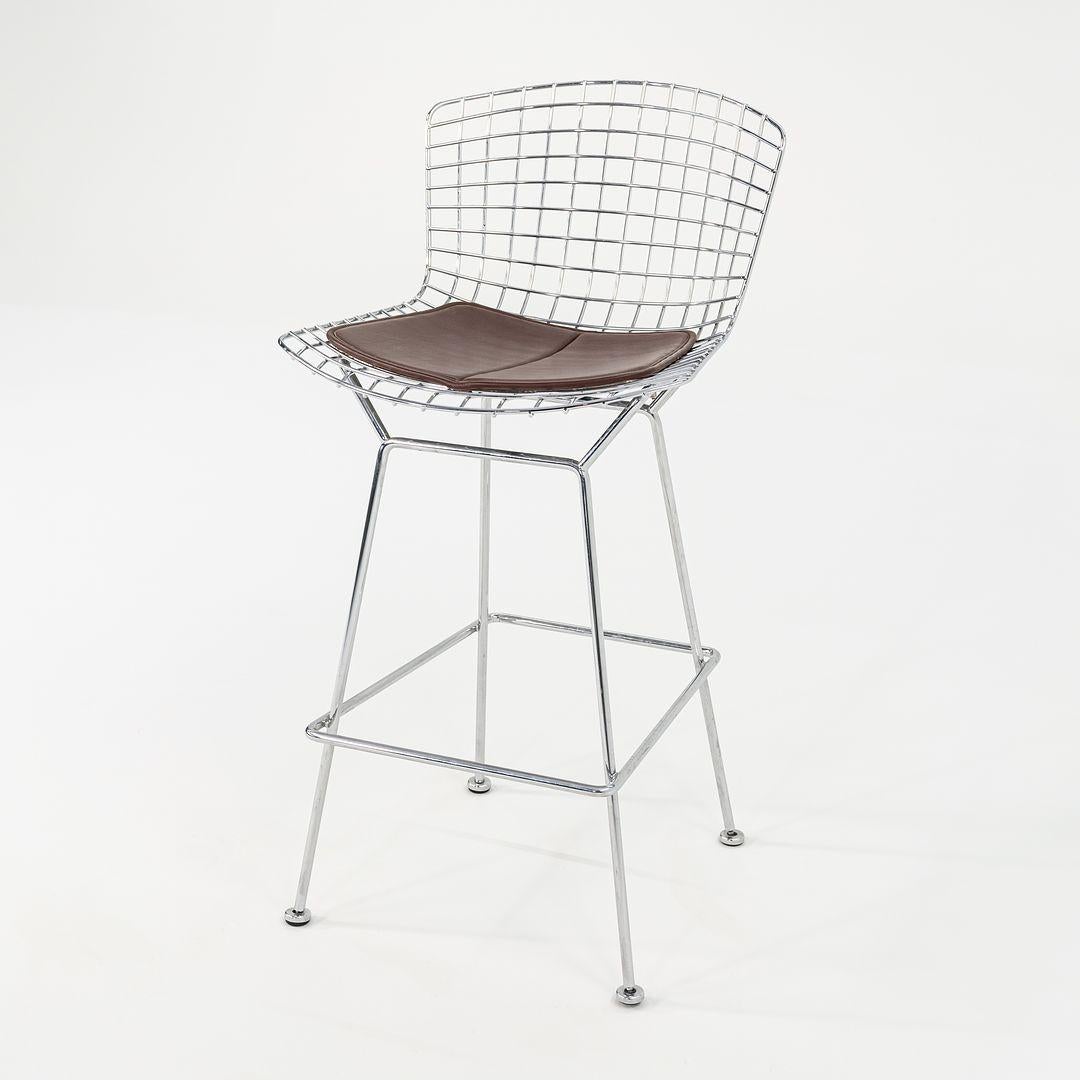 C. 2009 Harry Bertoia para Knoll Taburetes de bar cromados con cojines de cuero marrón en venta 3