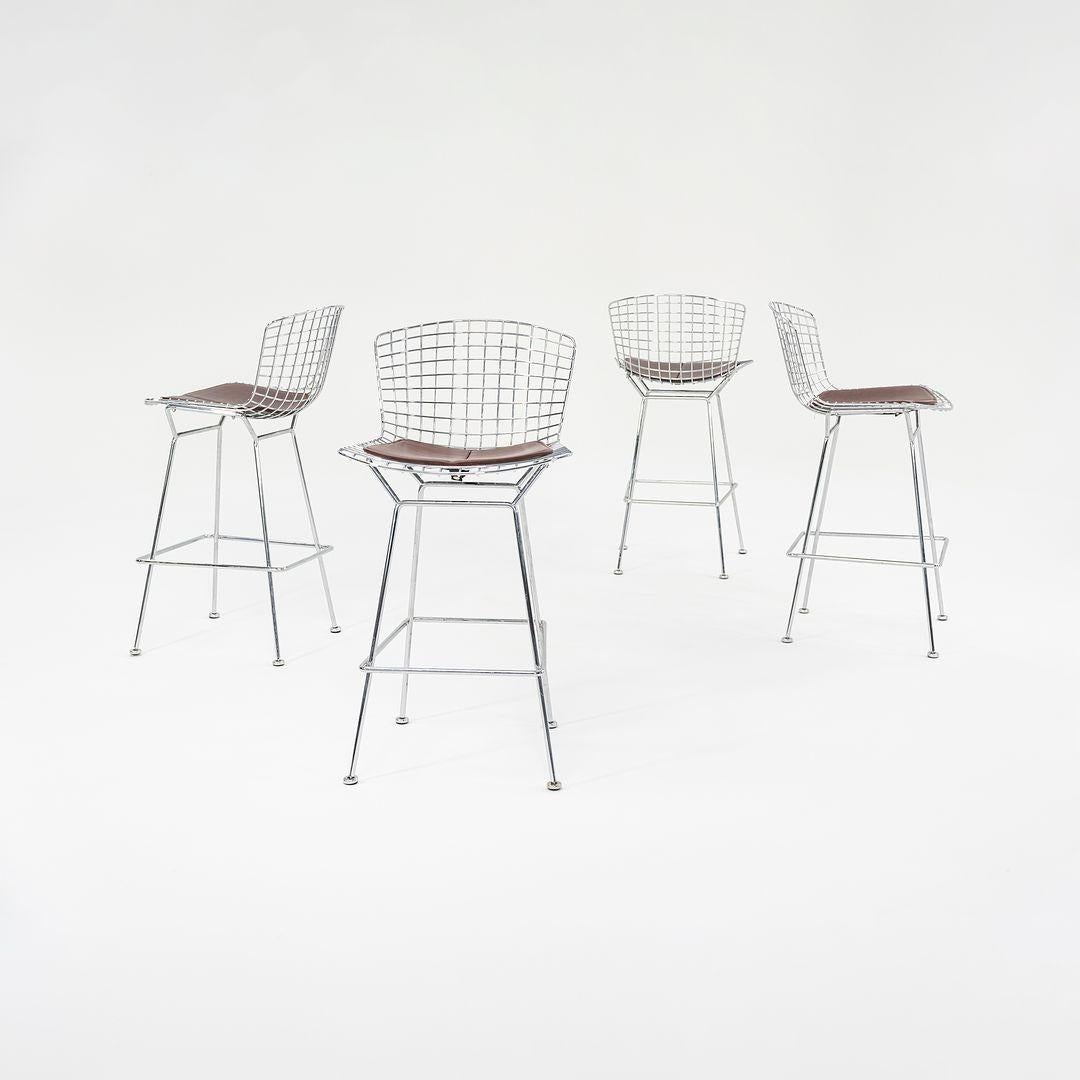 C. 2009 Harry Bertoia para Knoll Taburetes de bar cromados con cojines de cuero marrón en venta 5