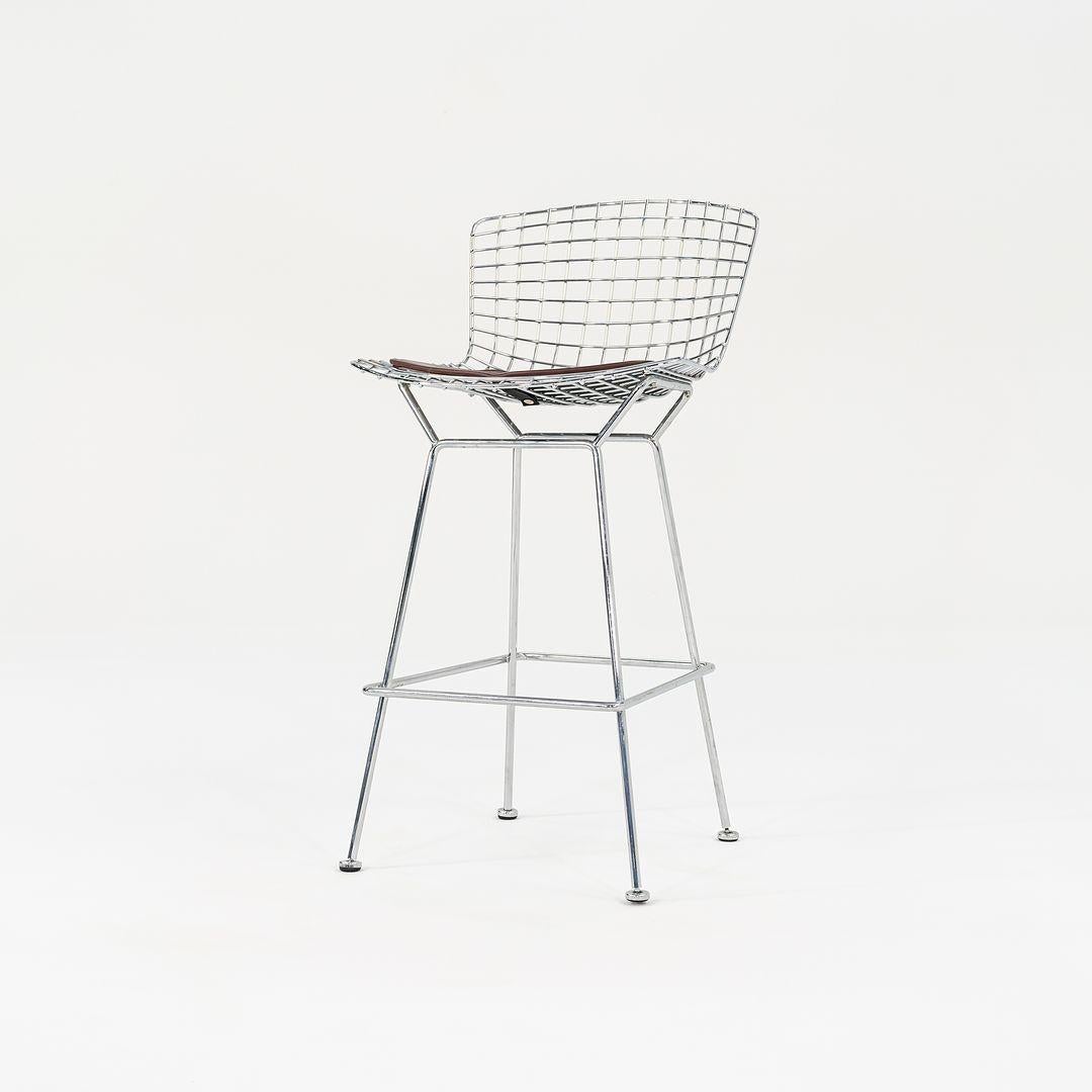 Se trata de un taburete de bar Bertoia clásico, modelo 428C, diseñado en 1952 por Harry Bertoia para Knoll International. Estos ejemplos concretos datan de hacia 2009. El precio indicado incluye un taburete de bar, y tenemos cuatro taburetes