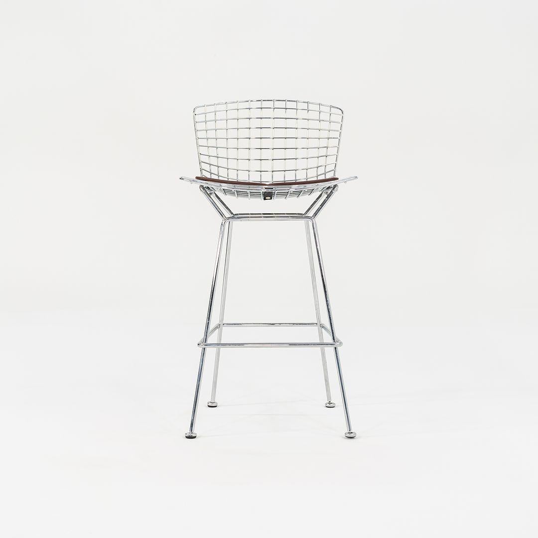 C. 2009 Harry Bertoia para Knoll Taburetes de bar cromados con cojines de cuero marrón Moderno en venta
