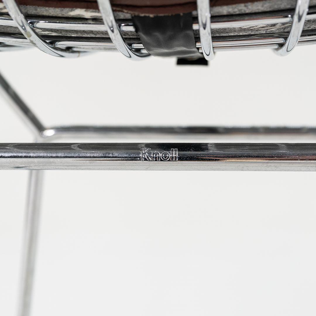 C. 2009 Harry Bertoia para Knoll Taburetes de bar cromados con cojines de cuero marrón Estadounidense en venta