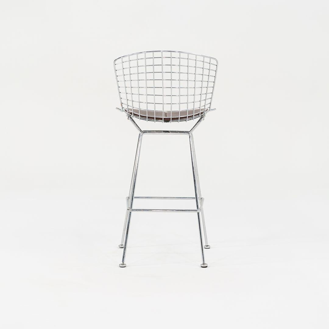 C. 2009 Harry Bertoia para Knoll Taburetes de bar cromados con cojines de cuero marrón Siglo XXI y contemporáneo en venta